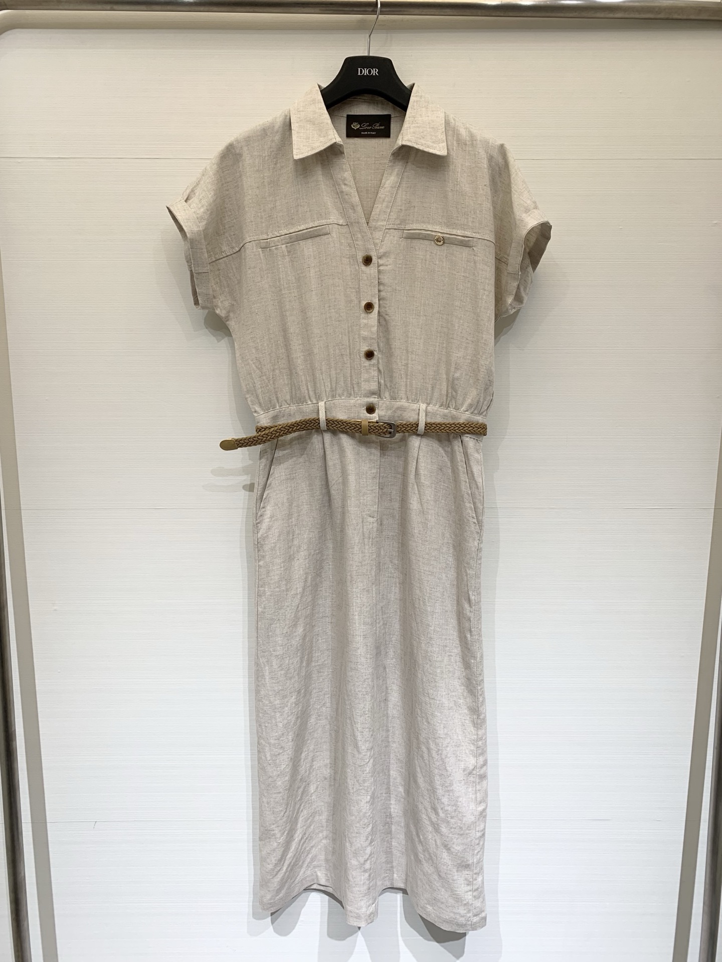NO:795842,310L 26 spring and summer new linen blended shirt dress, white shirt dress with holiday and commuting style, light texture, neat cut, cotton and linen blend, with unique texture, breathable properties, the waist does not have its own dart design, but is paired with a woven wide belt (brown), which instantly outlines the waistline after being tied, slimming and improving energy, creating a casual and elegant Slay style. Two-color SML, loro  piana,skirts,shirts,19860909310L 26春夏新款 亚麻混纺衬衫连衣裙,极具度假与通勤风的白色衬衫裙,质感轻盈,剪裁利落,棉麻混纺,带有独特的肌理感,自带透气属性,腰部未做本身的收省设计,而是搭配了一条编织宽腰带（棕色系）,系上后瞬间勾勒腰线,显瘦且提升精气神,打造随性优雅的Slay风 两色SML,,loro piana,skirts,shirts,,Women's clothing