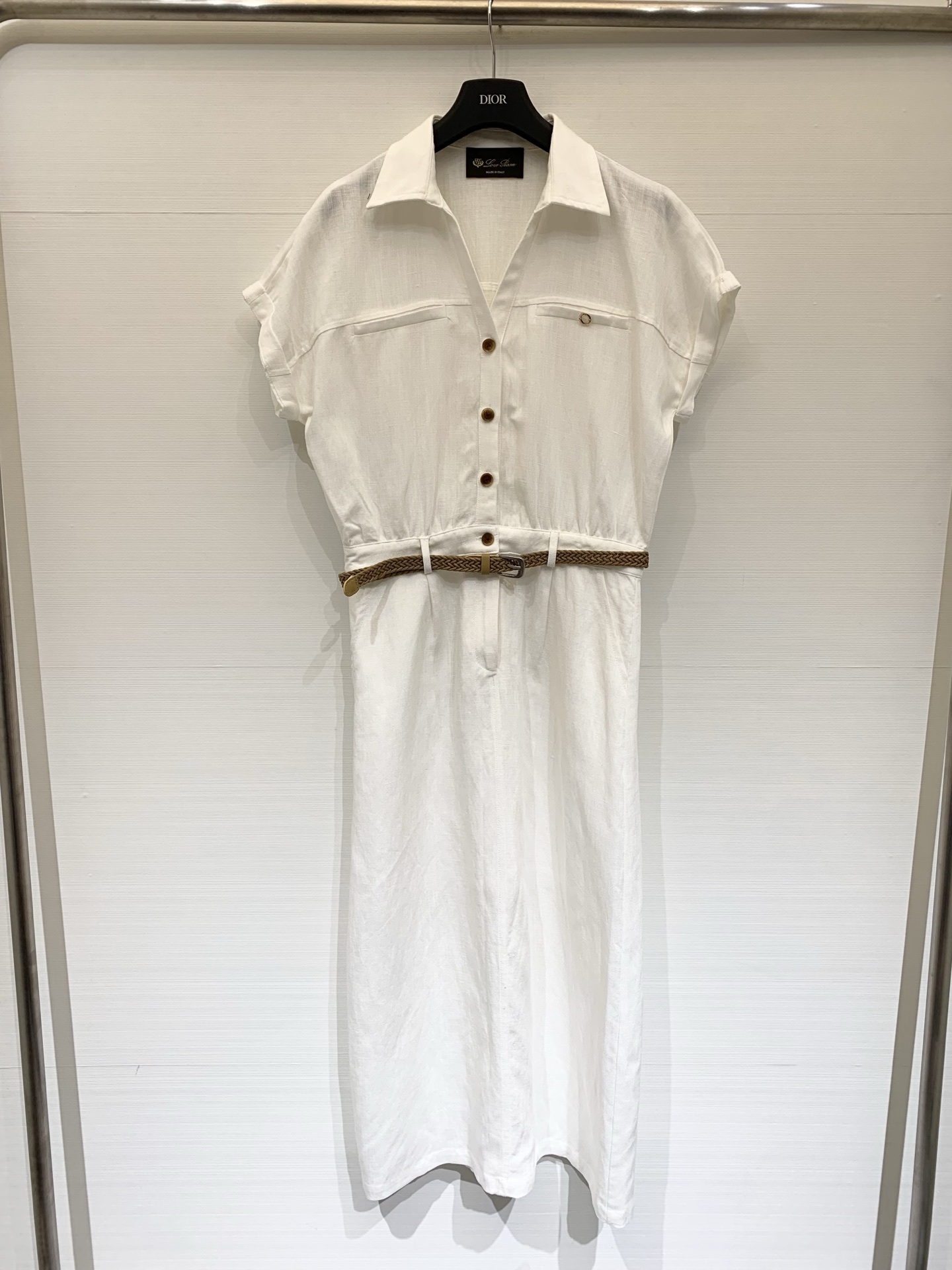NO:795825,310L 26 spring and summer new linen shirt dress, a white shirt dress with holiday and commuting style, light texture, neat cut, cotton and linen blend, with unique texture and breathable properties. The waist is not designed with its own darts, but is paired with a woven wide belt (brown color), which instantly outlines the waistline after being tied, slimming and enhancing the spirit, creating a casual and elegant Slay style. Two-color SML, loro  piana,skirts,shirts,19860909310L 26春夏新款 亚麻衬衫连衣裙,极具度假与通勤风的白色衬衫裙,质感轻盈,剪裁利落,棉麻混纺,带有独特的肌理感,自带透气属性,腰部未做本身的收省设计,而是搭配了一条编织宽腰带（棕色系）,系上后瞬间勾勒腰线,显瘦且提升精气神,打造随性优雅的Slay风 两色SML,,loro piana,skirts,shirts,,Women's clothing
