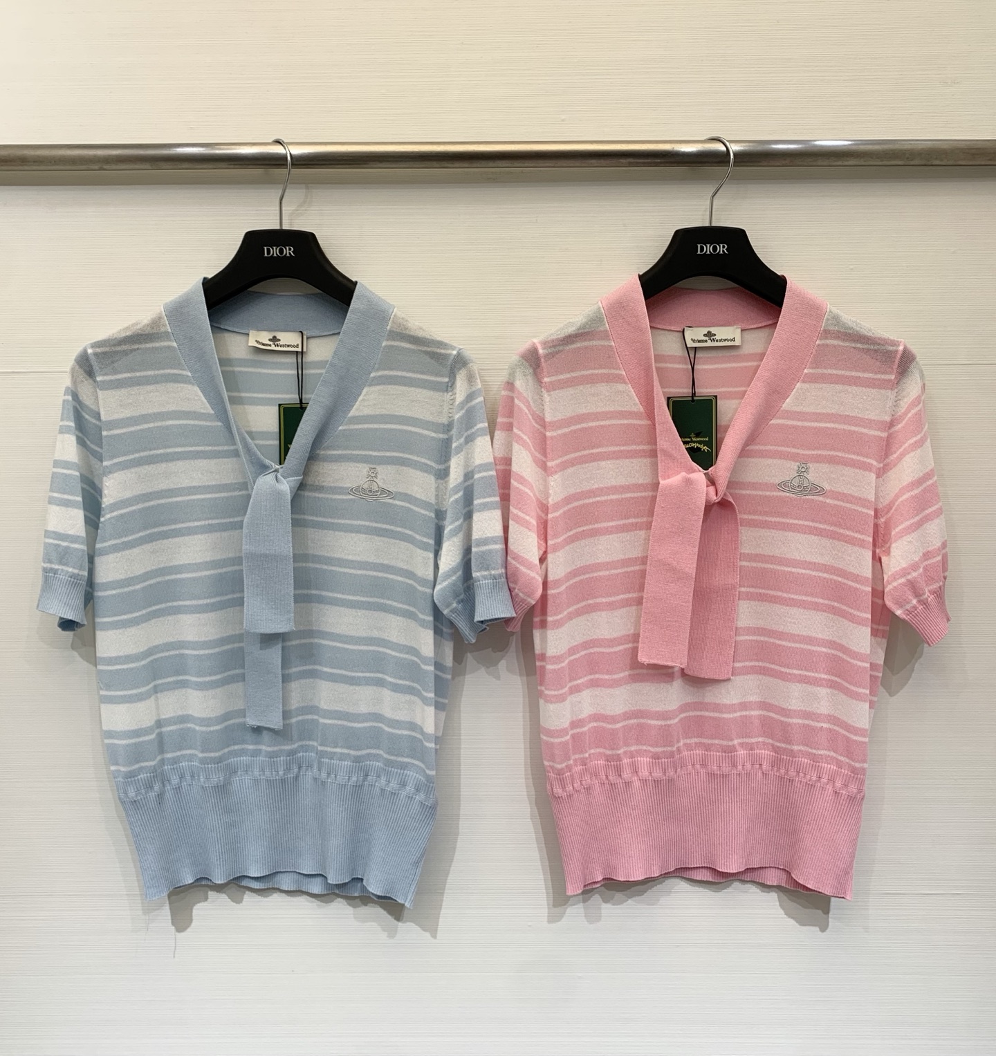 NO:796348,VivienneWestwood Queen Mother 26 spring and summer new style, striped bow tie, thin short-sleeved style, logo pattern embellishment, upper body full of high-end atmosphere, two-color SML, T-shirt,19860909VivienneWestwood 西太后 26春夏新款 条纹领结薄款短袖款 logo图案修饰点缀 上身高级氛围感十足 两色SML,,T-shirt,,Women's clothing