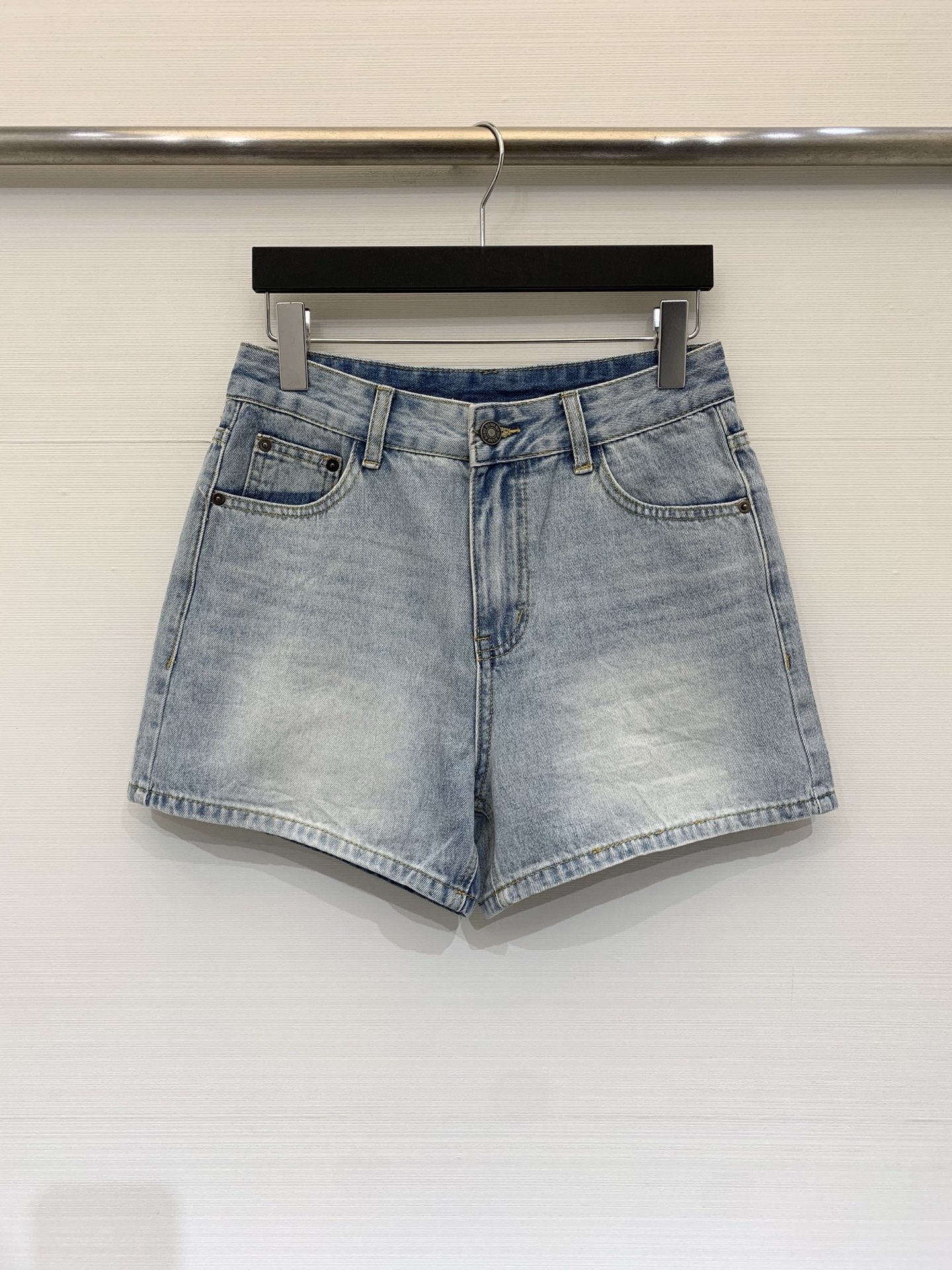 NO:796347,Dio* 26 spring and summer new style shorts with letter pattern on the back pocket, made of light washed blue denim, the old and white process gives the fabric a retro and relaxed feel. Moderate softness and hardness, taking into account both stiffness and wearing comfort. Classic high-waisted A-line shorts. The high waistline design can optimize the body proportions/lengthen the legs, making the slimming effect fuller. The iconic tarot cards/garden totems/suns/plants on the back pockets are full of sophistication.  Code numberSML,,dior,shorts,19860909Dio* 26春夏新款 后袋字母图案短裤,采用浅水洗蓝牛仔布,做旧磨白工艺让面料自带复古松弛感 软硬度适中,兼顾挺括度与穿着舒适度,经典高腰 A 字短裤版型,高腰线设计能优化身材比例/拉长腿型,显瘦效果拉满,后袋标志性的塔罗牌 / 花园图腾/太阳/植物,精致感十足 码数SML,,dior,shorts,,Women's clothing