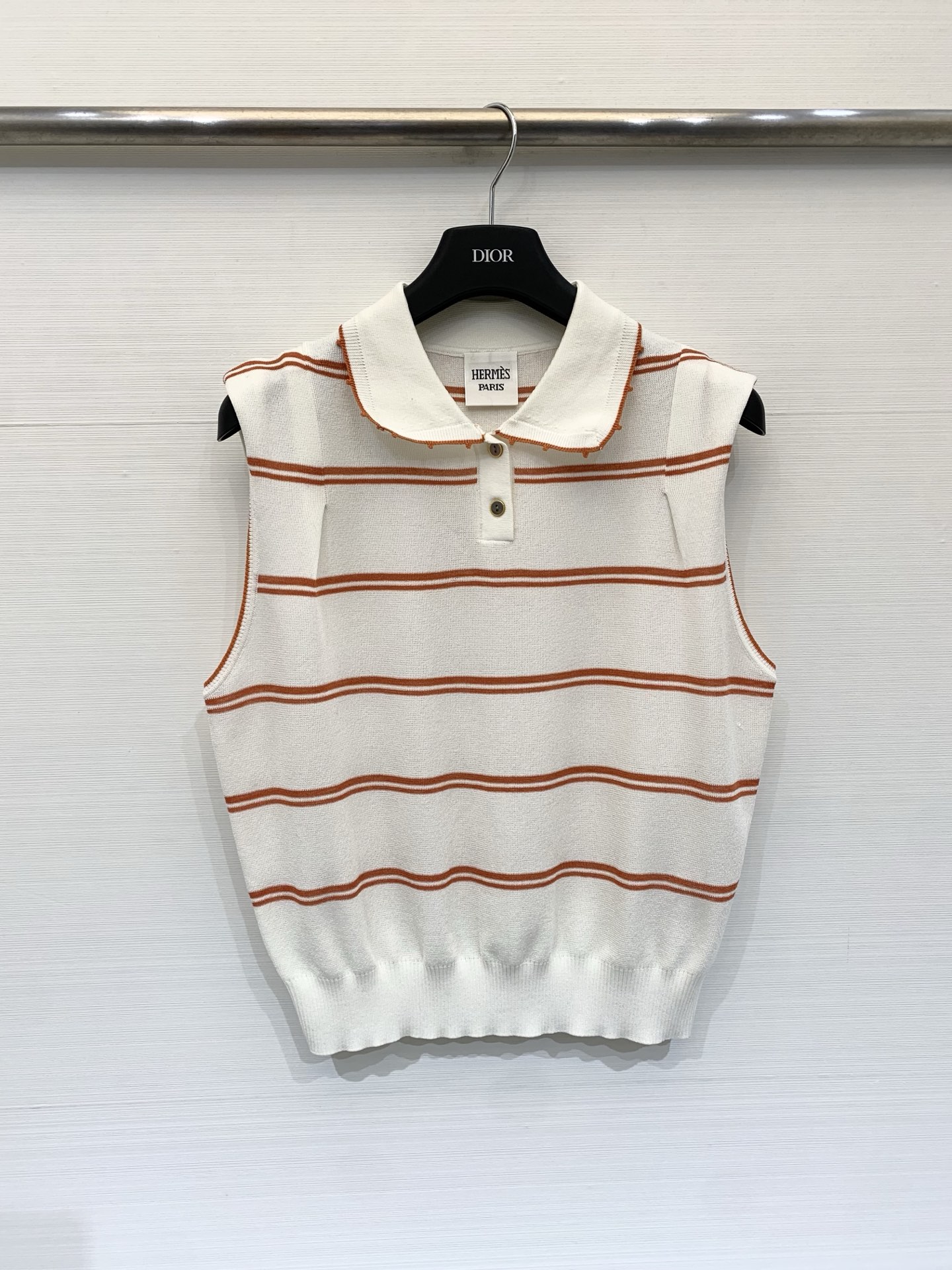 NO:796904,Hermes 26 spring and summer new style white and orange striped sleeveless Polo knitted vest, small lapel sleeveless sweater, classic horizontal stripe color (off-white + Hermes orange), threaded hem, both French elegance and noble atmosphere Code number SML,,hermes,hermes,19860909Hermes 26春夏新款 白橙条纹无袖Polo针织背心,小翻领无袖针织衫,经典的横条纹配色（米白+爱马仕橙）,下摆为螺纹收口,兼具法式优雅与高贵气息 码数SML,,hermes,hermes,,Women's clothing