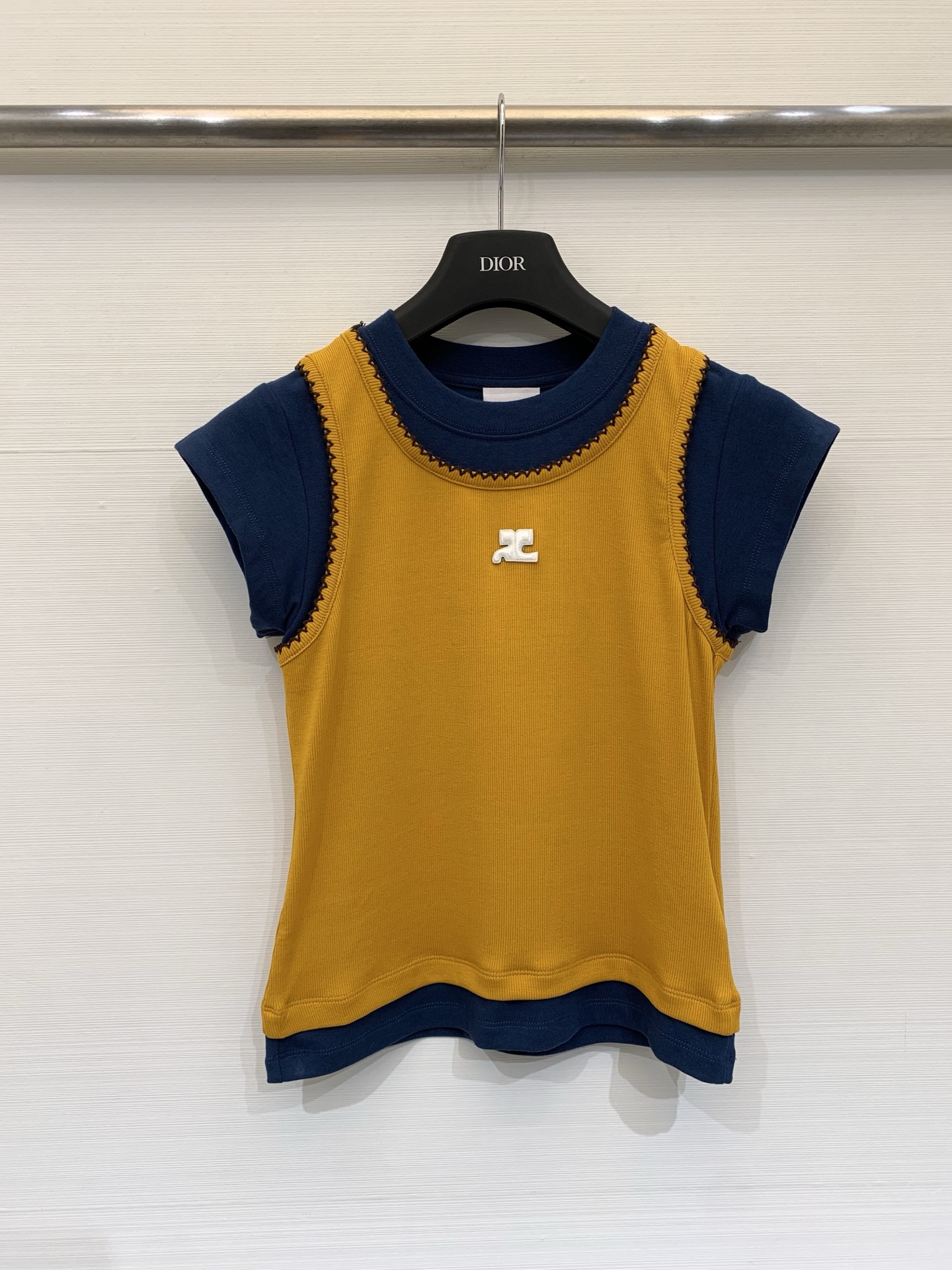 NO:796910,Courreges 26 spring and summer new style. Contrast fake two-piece short-sleeved T-shirt. Dopamine color matching. Round neck and slim fit. The outer layer is made of pitted pure cotton fabric. Contrast color sides and hem are spliced. Classic Logo logo on the chest, age-reducing and versatile. Two-color SML P,, T-shirt, tees, t-shirt,19860909Courreges 26春夏新款 撞色假两件短袖T恤 多巴胺的配色 圆领修身版型 外层采用坑条纯棉面料 拼接撞色侧边与下摆 胸前经典Logo标志,减龄精致百搭 两色SML P,,T-shirt,tees，t-shirt,,Women's clothing