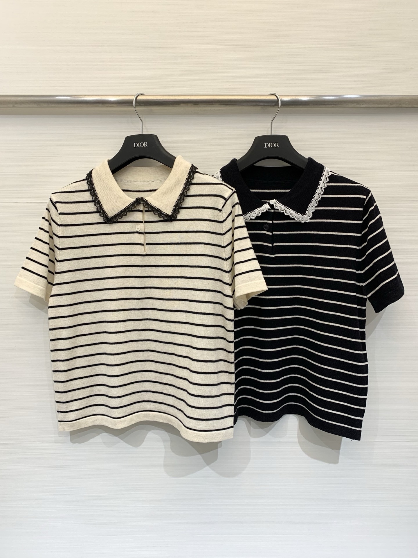 NO:796914,Isabel Marant 26 spring and summer new style, lace collar striped Polo knitted short sleeves, the edge of the collar is decorated with black hollow lace/wavy edges, adding a sweet and delicate feeling, and is the representative of gentle commuting style. Two-color SM,, T-shirt,19860909IsabelMarant 26春夏新款 蕾丝领条纹Polo针织短袖,领口边缘装饰有黑色镂空蕾丝/波浪边,增添甜美精致感,是温柔通勤风的代表 两色SM,,T-shirt,,Women's clothing