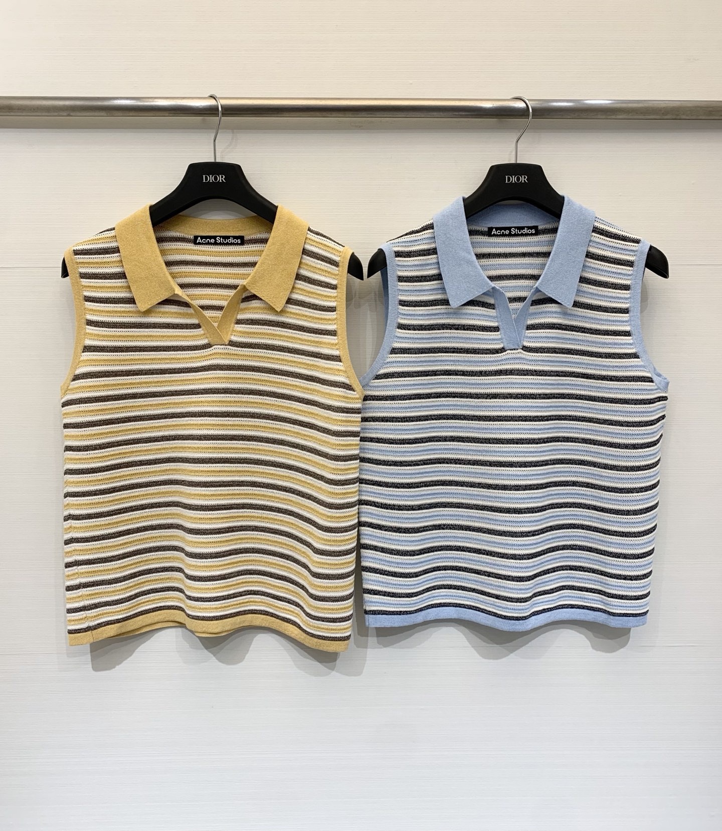 NO:796909,Acnestudios 26 new spring and summer style striped sleeveless Polo knitted vest, small V-shaped lapel sleeveless sweater, the fabric has a hollow/mesh texture, refreshing and breathable, with a French retro style. Two-color SML,,acne studios,dior,19860909Acnestudios 26春夏新款 条纹无袖Polo针织背心,小V型翻领无袖针织衫,面料带有镂空/网眼肌理,清爽透气,自带法式复古情调 两色SML,,acne studios,dior,,Women's clothing
