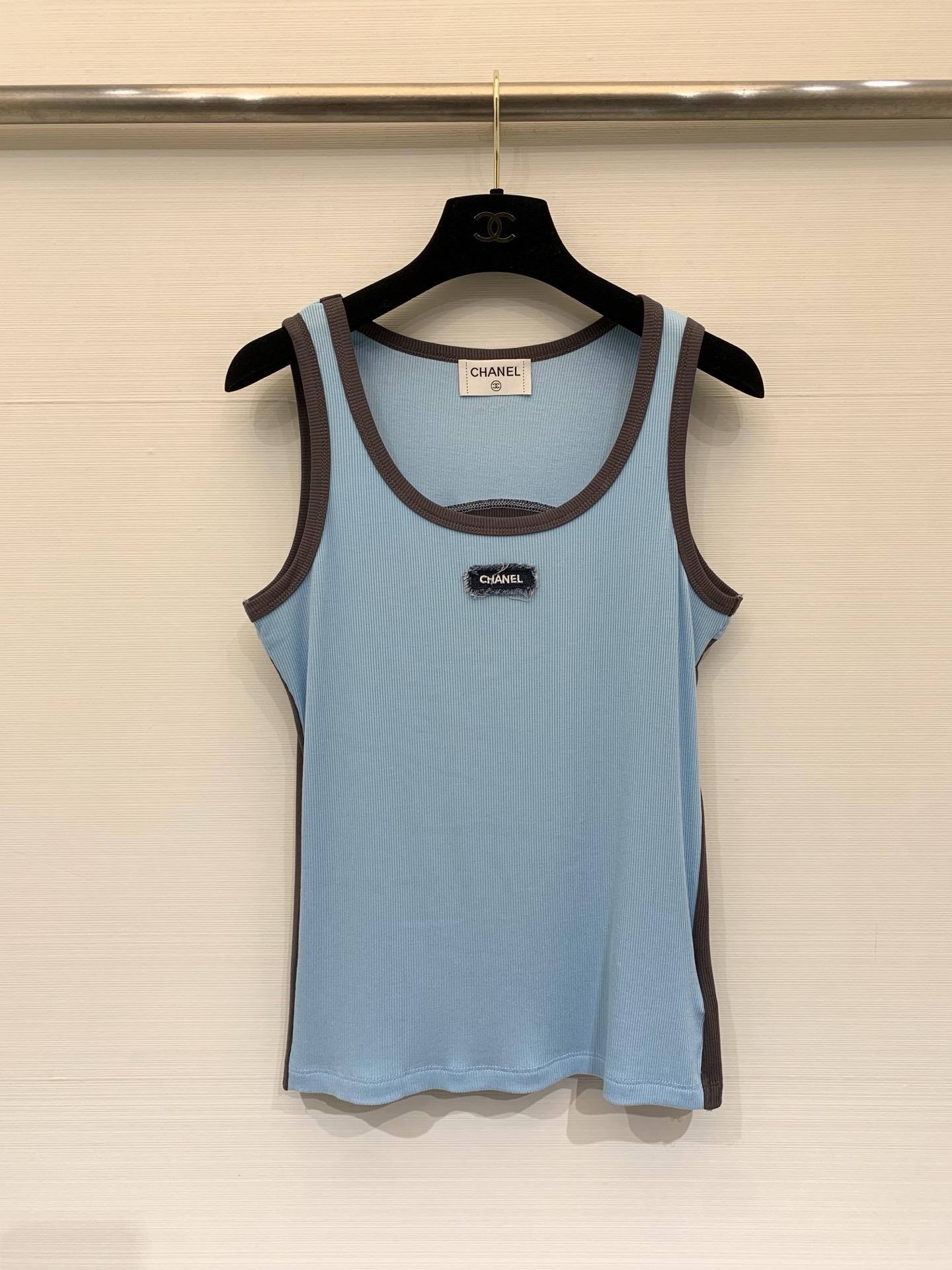 NO:796905,CHANEL 26 spring and summer new style, contrasting color splicing second-hand vest, breathable splicing stretch fabric, comfortable and breathable, three-dimensional tailoring releases the explosive power of the shoulder blades, a versatile item for fitness exercises!  Two-color SML,,chanel,19860909CHANEL 26春夏新款 撞色拼接中古背心,透气拼接弹力面料,舒适透气,立体剪裁释放肩胛爆发力,健身运动的万能单品！两色 SML,,chanel,,Women's clothing