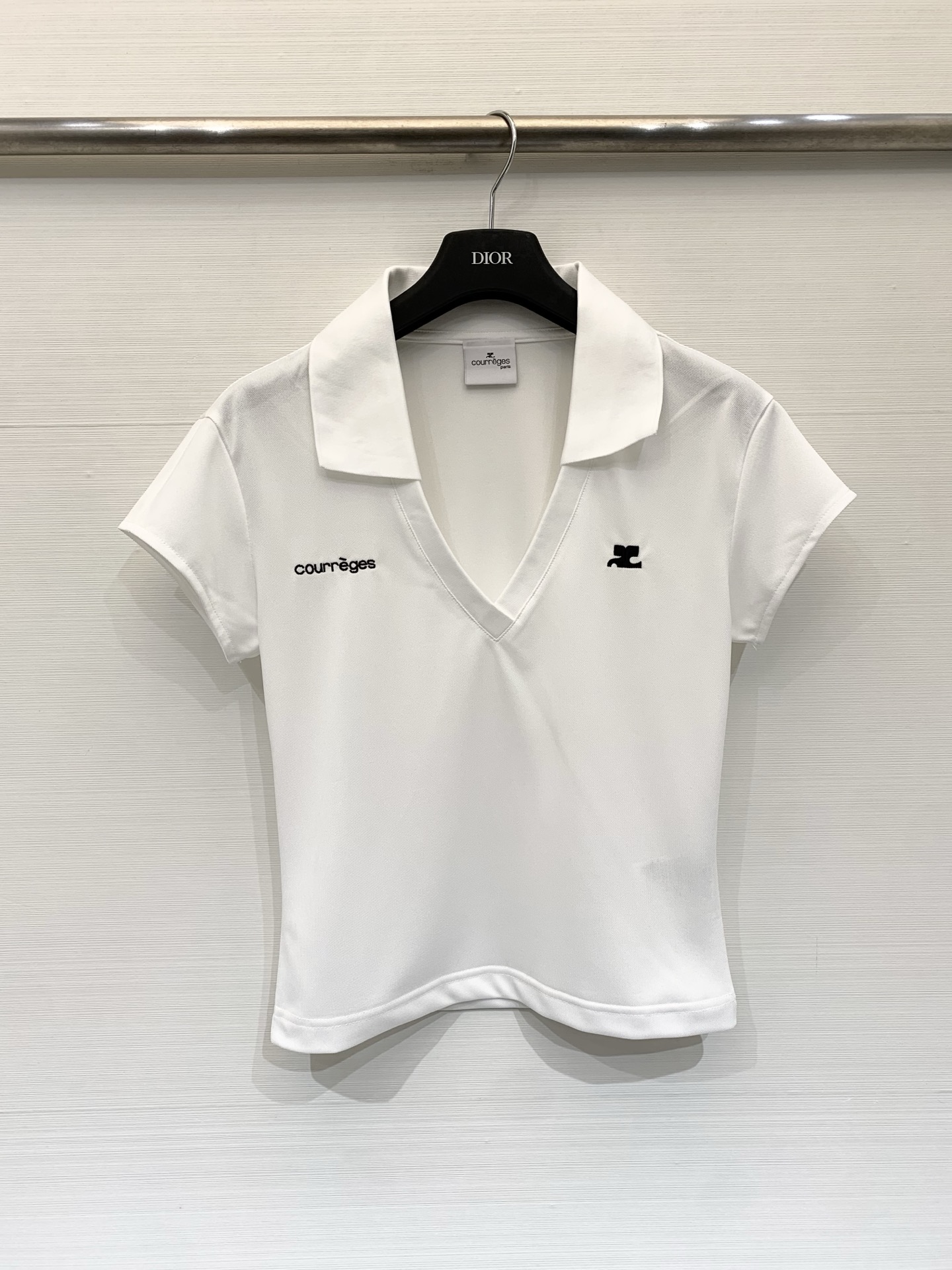 NO:796902,Courreges 26 spring and summer new style American hot girl style V-neck Polo shirt with English letter Logo design embroidered on the chest. The sporty style is very age-reducing. Size SML,,19860909Courreges 26春夏新款 美式辣妹风V领Polo衫 胸前刺绣英文字母Logo设计 运动风非常减龄 码数SML,,,Women's clothing