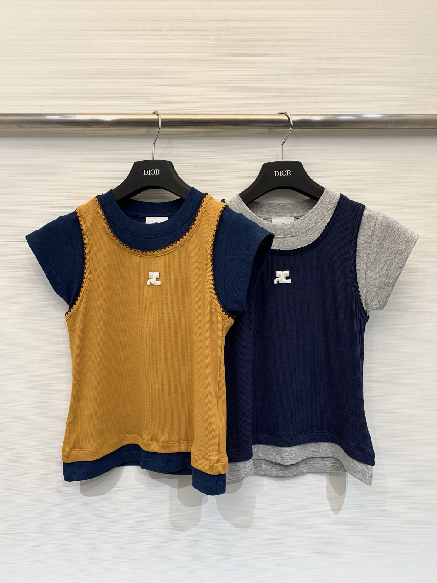 NO:796912,Courreges 26 spring and summer new style. Contrast fake two-piece short-sleeved T-shirt. Dopamine color matching. Round neck slim fit. The outer layer is made of pitted pure cotton fabric. Contrast color sides and hem are spliced. Classic logo on the chest, age-reducing and versatile. Two-color SML, T-shirt, tees, t-shirt,19860909Courreges 26春夏新款 撞色假两件短袖T恤 多巴胺的配色 圆领修身版型 外层采用坑条纯棉面料 拼接撞色侧边与下摆 胸前经典Logo标志,减龄精致百搭 两色SML,,T-shirt,tees，t-shirt,,Women's clothing