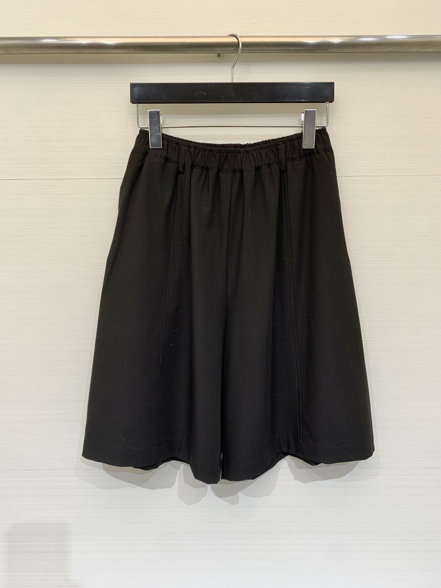NO:796899,MM6 26 spring and summer new style black loose three-quarter suit trousers, with high-waisted elastic waist design, wide-leg five-quarter length, loose and hanging trouser legs, modifying the leg shape, and extremely comfortable. White topstitch elements on the back waist pockets add a workwear style design, breaking the monotony of pure black. The fabric is smooth and wide, not easy to wrinkle, and has both texture and summer breathability. Size SM, masion margiela, suitbusiness,19860909MM6 26春夏新款 黑色宽松五分西装中裤,采用高腰松紧腰设计,裤型为阔腿五分长度,裤管宽松垂坠,修饰腿型,舒适度极高,后腰口袋处白色明线元素,增加了工装风的设计感,打破纯黑的单调,面料顺滑挺阔,不易起皱,兼具质感与夏日透气性 码数SM,,masion margiela,business suit,,Women's clothing