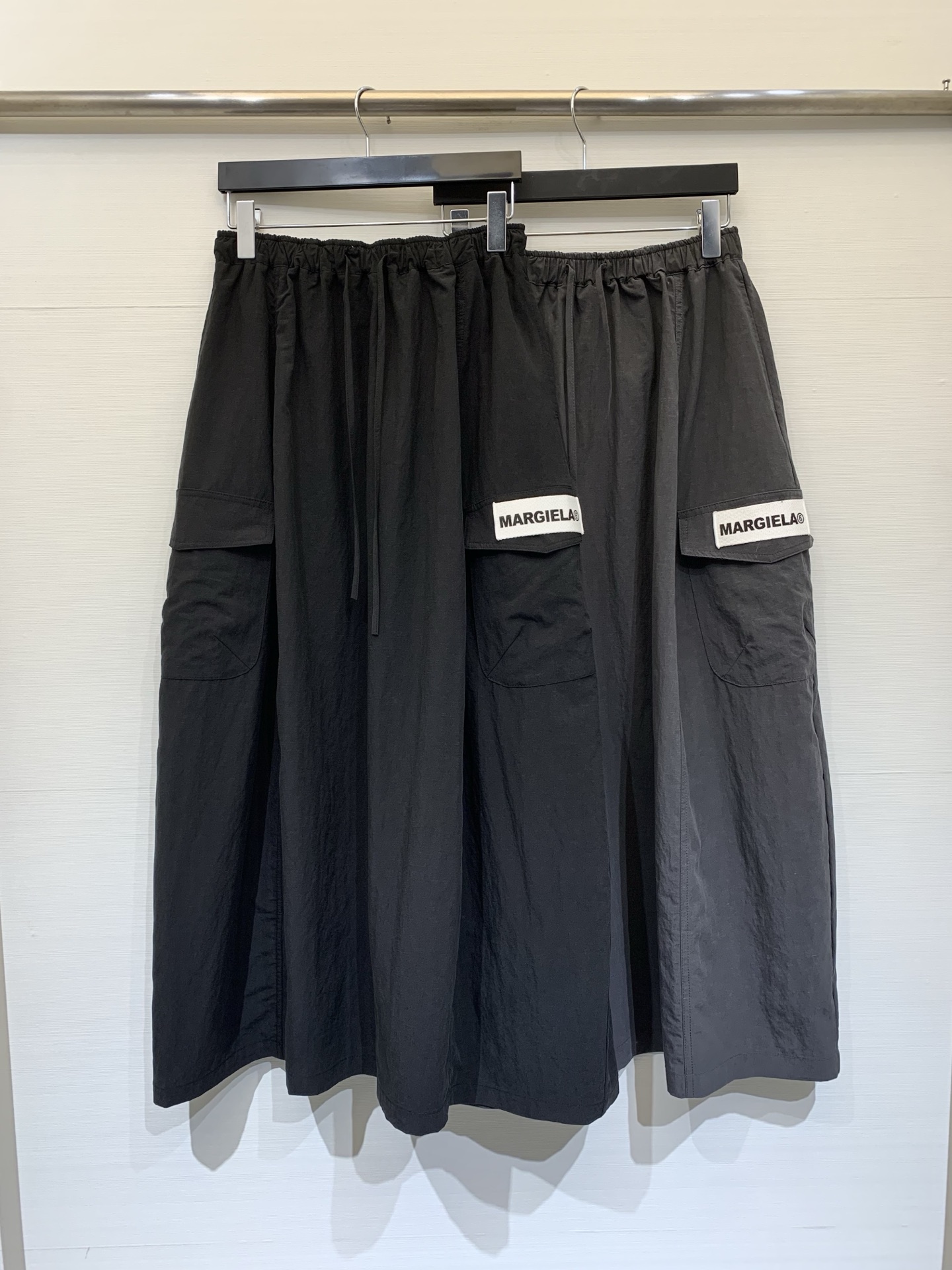NO:796906,MM6 26 new spring and summer style elastic waist work skirt, ankle length, lazy and casual, contrasting colors on the inside of the waist, three-dimensional patch pockets on the sides, black 'MARGIELLA 6' letter logo printed on the bag cover, highly recognizable, lazy and relaxed upper body, two-color SM, masion margiela, skirts,19860909MM6 26春夏新款 松紧腰工装半裙,裤长及脚踝,慵懒随性,腰部内里撞色,侧边设有立体贴袋,袋盖上印有黑色“MARGIELLA 6”字母标识,辨识度高,上身自带慵懒松弛 两色SM,,masion margiela,skirts,,Women's clothing