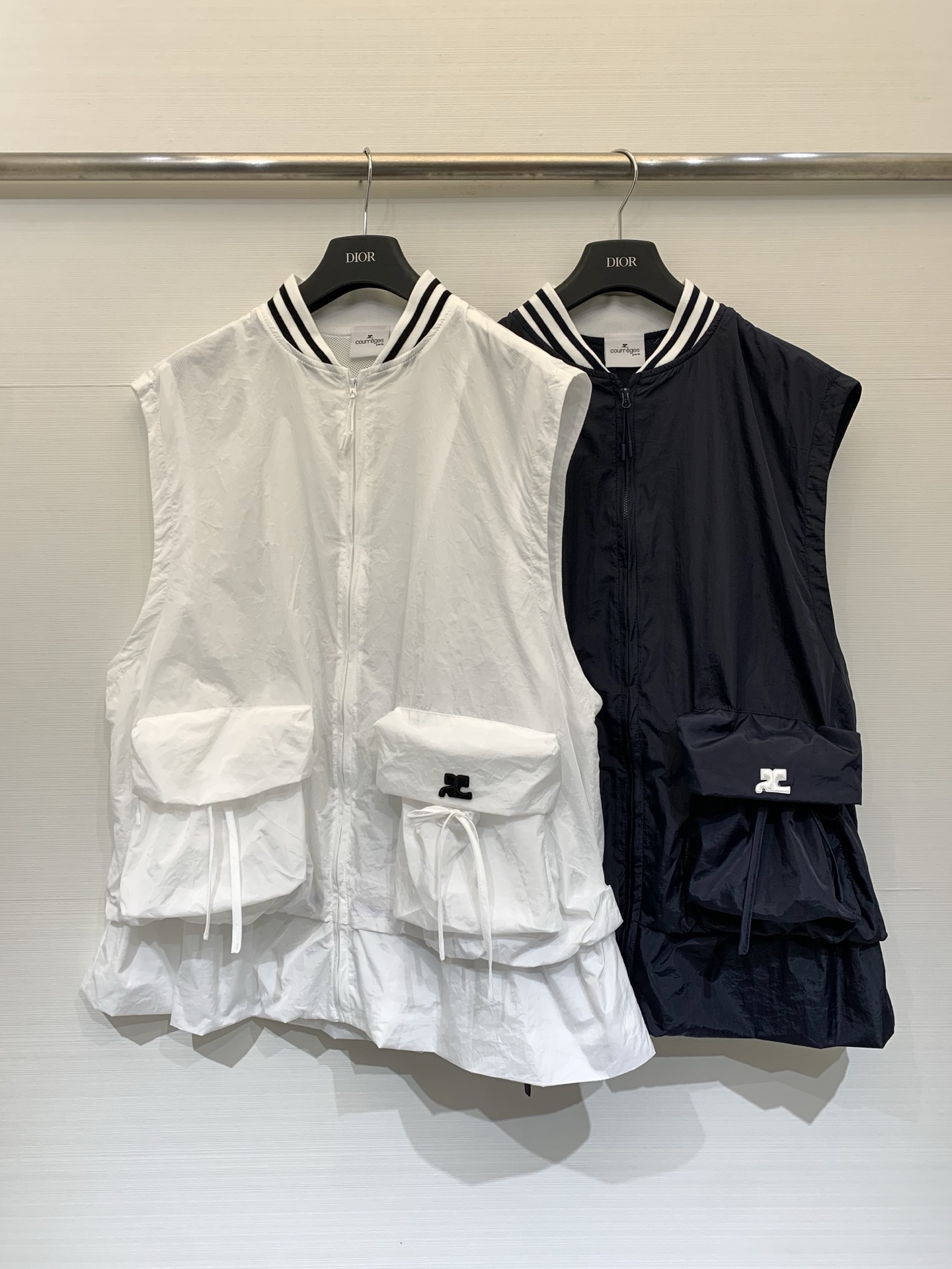 NO:797548,Courreges 26 spring and summer new style workwear-style sleeveless vest, loose straight silhouette, sleeveless design, oversized casual feeling, not picky about the figure, contrasting baseball collar, black and white striped rib cuffs, weakening the toughness of work clothes, adding a college atmosphere, using light wrinkled nylon fabric, with breathable properties, suitable for layering with T-shirts, vests, dresses, creating a relaxed look  Two-color SML,,versace,skirts,tees,t-shirt,19860909Courreges 26春夏新款 工装风无袖马甲,宽松直筒廓形,无袖设计,偏oversize的休闲感,不挑身材,撞色棒球领,黑白条纹罗纹收口,弱化工装的硬朗感,增加学院氛围,采用轻薄的皱感尼龙面料,自带透气属性,适合搭配T恤、背心、连衣裙做叠穿,打造松弛感穿搭 两色SML,,versace,skirts,tees，t-shirt,,Women's clothing