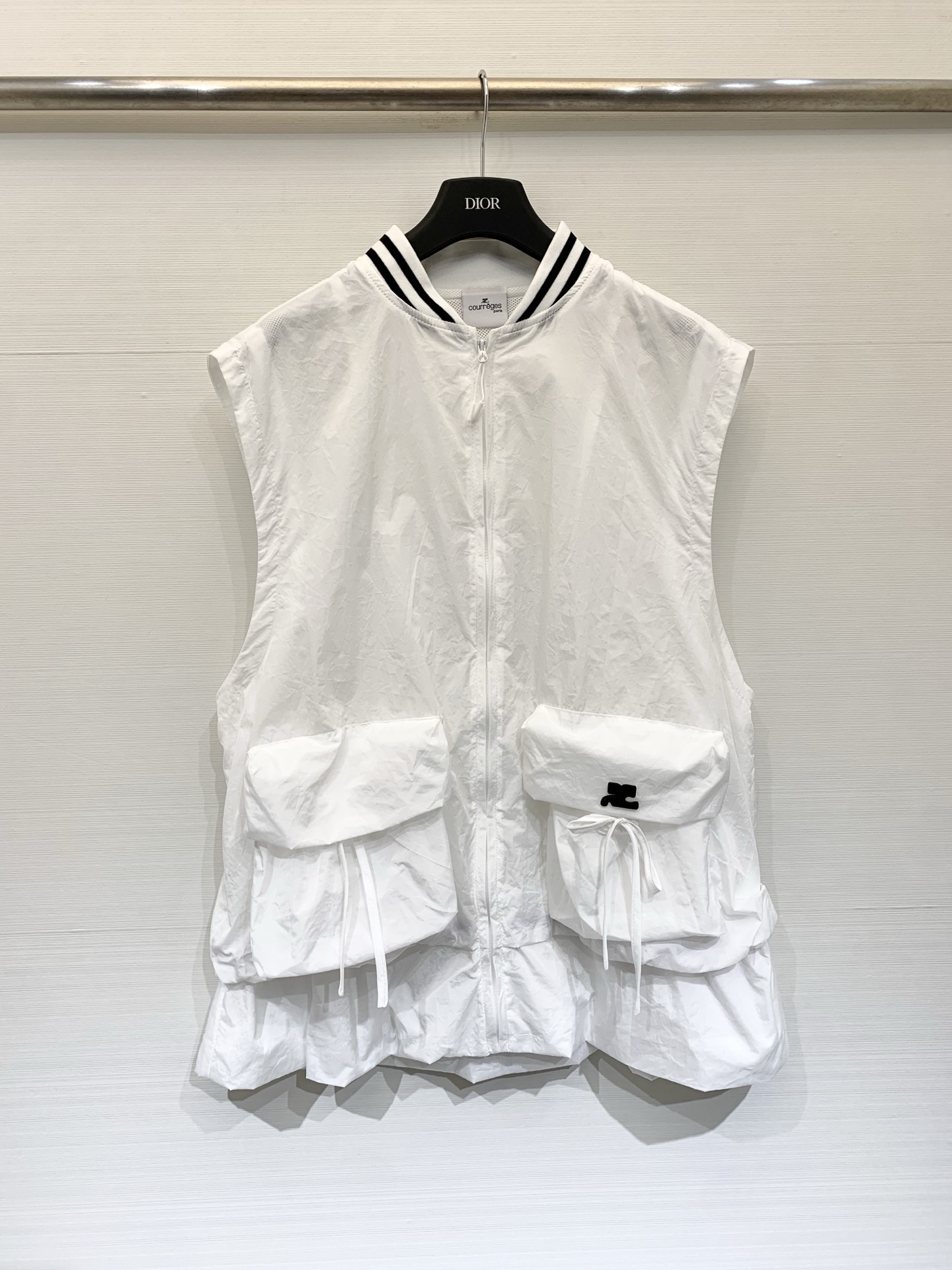 NO:797545,Courreges 26 spring and summer new style workwear style sleeveless vest, loose straight silhouette, sleeveless design, oversized casual feeling, not picky on the figure, contrasting baseball collar, black and white striped rib cuffs, weakening the toughness of work clothes, adding a college atmosphere, using light wrinkled nylon fabric, with breathable properties, suitable for layering with T-shirts, vests, dresses, creating a relaxed feeling. Two-color SML  P,,versace,skirts,tees,t-shirt,19860909Courreges 26春夏新款 工装风无袖马甲,宽松直筒廓形,无袖设计,偏oversize的休闲感,不挑身材,撞色棒球领,黑白条纹罗纹收口,弱化工装的硬朗感,增加学院氛围,采用轻薄的皱感尼龙面料,自带透气属性,适合搭配T恤、背心、连衣裙做叠穿,打造松弛感穿搭 两色SML P,,versace,skirts,tees，t-shirt,,Women's clothing
