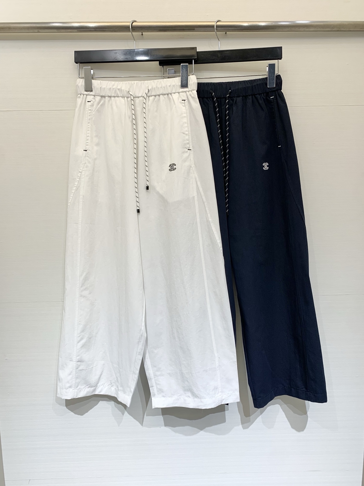 NO:800366,CHANEL 26 spring and summer new style double c drawstring elastic waist casual nine-point pants, mid-century style, high-end and exquisite, must-have for commuting, two colors SML,,chanel,19860909CHANEL 26春夏新款 双c抽绳松紧腰休闲九分裤 中古风 高级精致 通勤必备 两色SML,,chanel,,Women's clothing