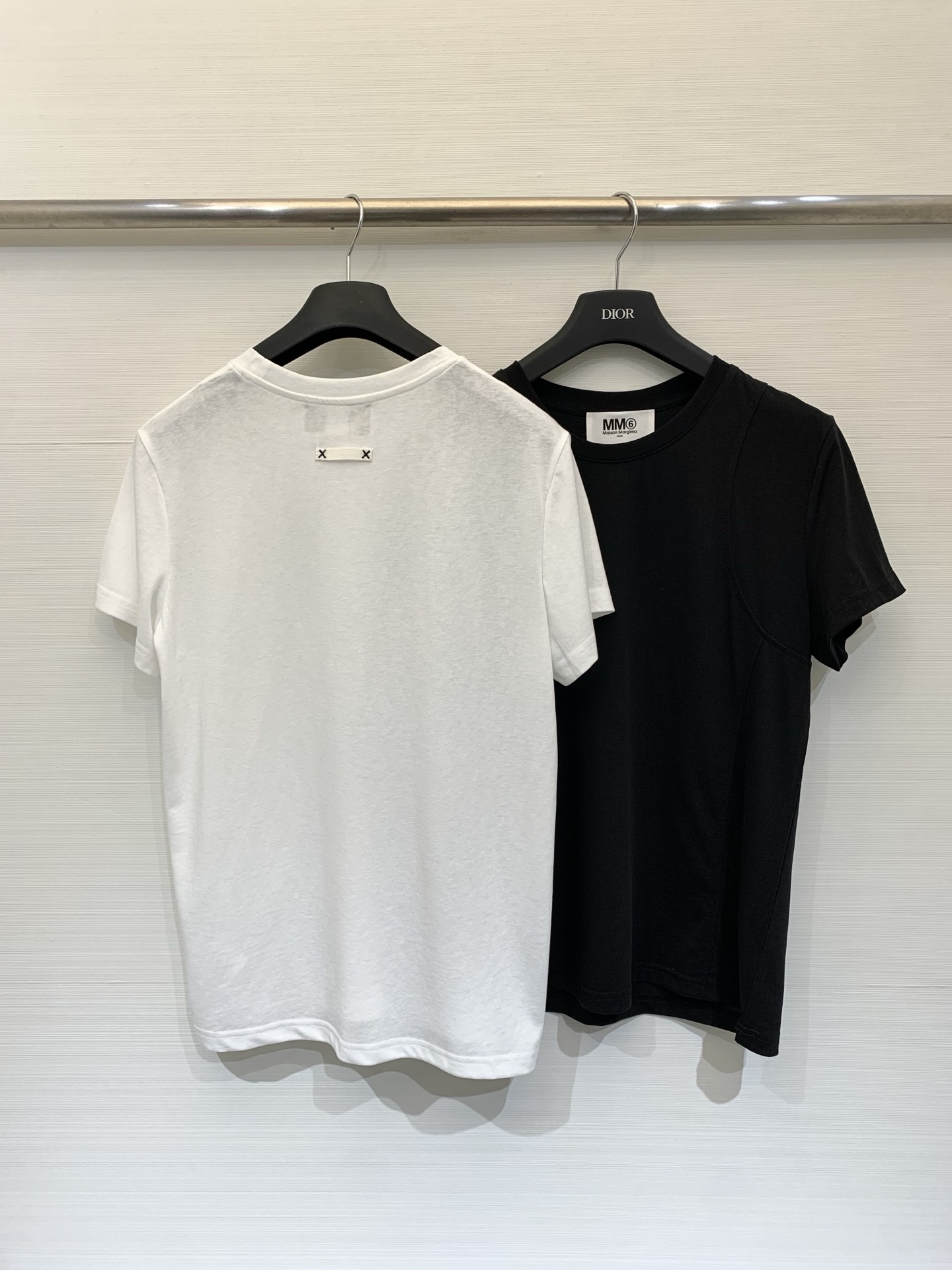 NO:798293,MM6 26 new spring and summer style minimalist basic short-sleeved T-shirt, with the brand's iconic double19860909MM6 26春夏新款 极简基础款短袖T恤,后背领口下方点缀了品牌标志性的双X缝线织标,采用高支精梳棉,呈现出柔和的哑光质感,触感柔软亲肤,同时具备不错的垂坠感,上身不易显臃肿,也不容易变形起球,兼顾了舒适与耐穿性 两色SML,,masion margiela,T-shirt,tees，t-shirt,,Women's clothing