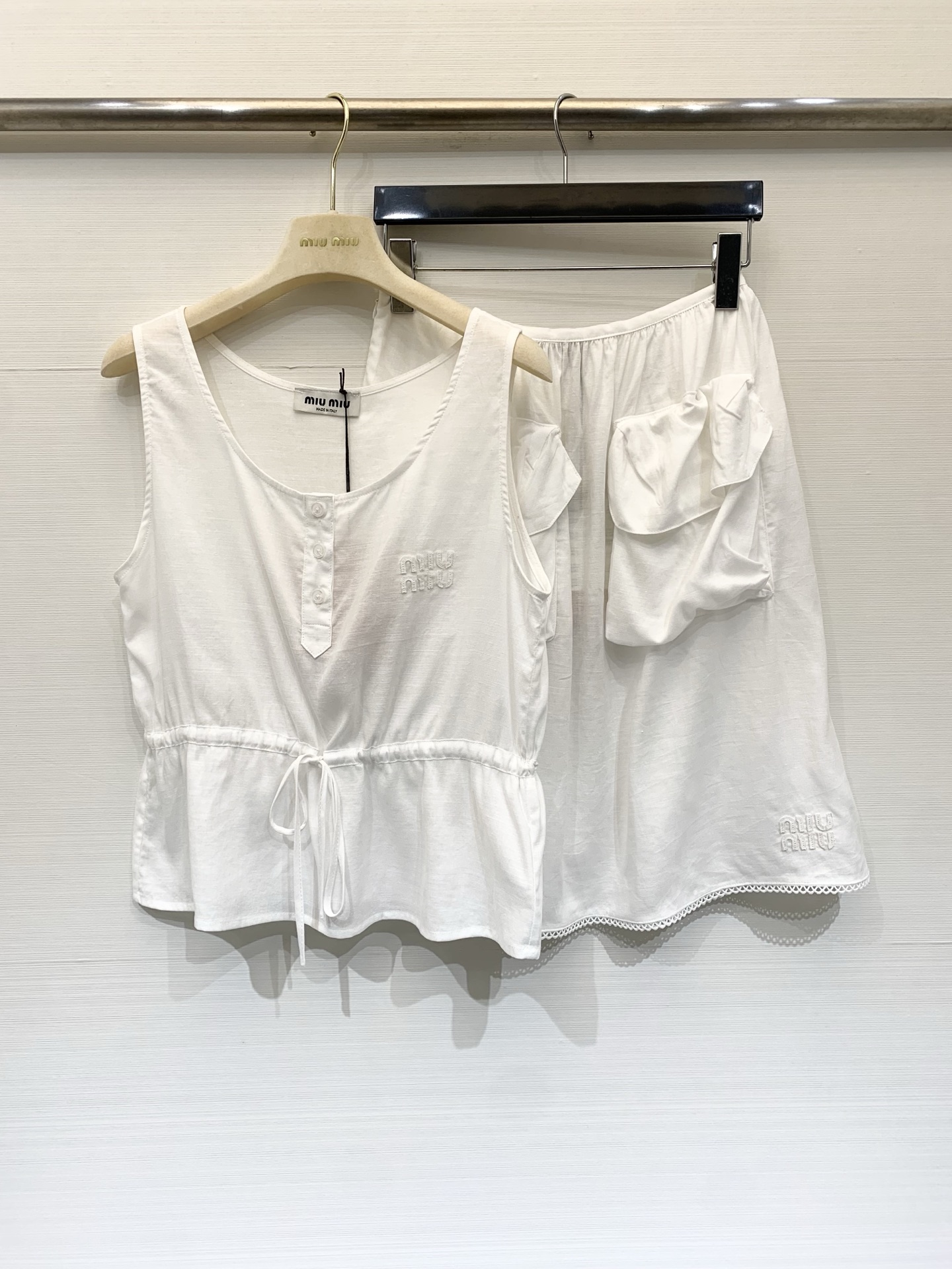 NO:797536,MIUMI* 26 spring and summer new style sleeveless vest + skirt (separate), exclusively developed by yb!  Top quality production!  The pure white tone is like freshly melted butter, the drawstring waist hides the little flesh, the large pocket skirt sways with smart arcs, and the lace is hidden in the details. Girls' little thoughts. Just wear a pair of small ones, like a French girl coming out of a pictorial, lazy and sweet, size SML back,, miumiu, skirts,19860909MIUMI* 26春夏新款 无袖背心+裙子（分开）,独家yb开发！顶级高版出品！纯净白调像刚融化的奶油,抽绳收腰藏起小肉肉,大口袋裙摆晃出灵动弧度,花边是藏在细节里的 少女小心思.随便搭一双小,就像从画报里走出来的法式女孩,慵懒又甜软,码数SML 背,,miumiu,skirts,,Women's clothing