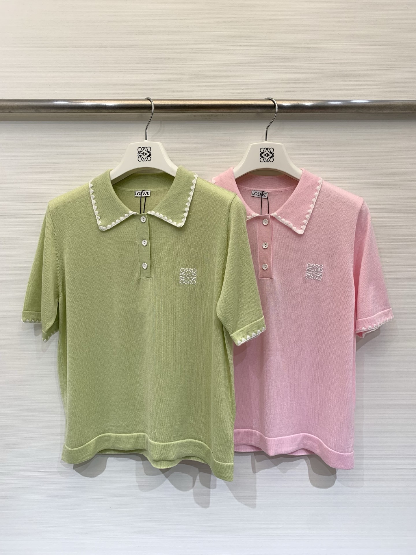 NO:797530,Loewe 26 new spring and summer style Polo collar short-sleeved style logo pattern decoration embellishes the upper body with a high-end atmosphere Two-color SML,,loewe,T-shirt,19860909Loewe 26春夏新款 Polo领短袖款 logo图案修饰点缀上身高级氛围感 两色SML,,loewe,T-shirt,,Women's clothing