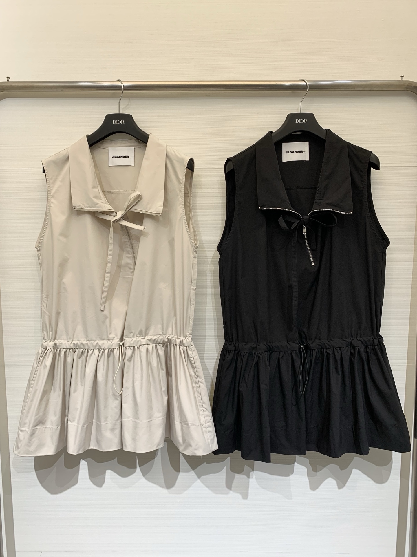 NO:798278,JILSANDER 26 spring and summer new style  Sleeveless waist-cinching dress, using a lapel + half-open zipper combination, sleeveless cut, neat silhouette, built-in drawstring at the waist, which can be adjusted freely to create a natural waist-cinching effect. At the same time, it is connected to the lotus leaf skirt below to create a high waistline and soft A-line silhouette, optimizing body proportions.  , the fusion of minimalism and light workwear style, the low-saturation light beige color is highly adaptable, and can easily create a variety of styles such as commuting, casual, light retro, etc. It is a basic item that is versatile and has a sense of design. Pair it with high-waisted jeans + white shoes to easily create a relaxed daily atmosphere.  Two-color SML,,jil sander,skirts,jeans,19860909JILSANDER 26春夏新款 无袖收腰连衣裙,采用翻领+半开拉链组合,无袖剪裁,版型利落,腰部内置抽绳,可自由调节松紧,塑造出自然的收腰效果,同时衔接下方的荷叶裙摆,打造出高腰线与柔和的A字廓形,优化身材比例,极简主义与轻工装风的融合,低饱和度的浅米色适配度极高,轻松打造通勤、休闲、轻复古等多种穿搭风格,是一件百搭又有设计感的基础款单品,搭配高腰牛仔裤+小白鞋,轻松营造松弛的日常氛围感 两色SML,,jil sander,skirts,jeans,,Women's clothing