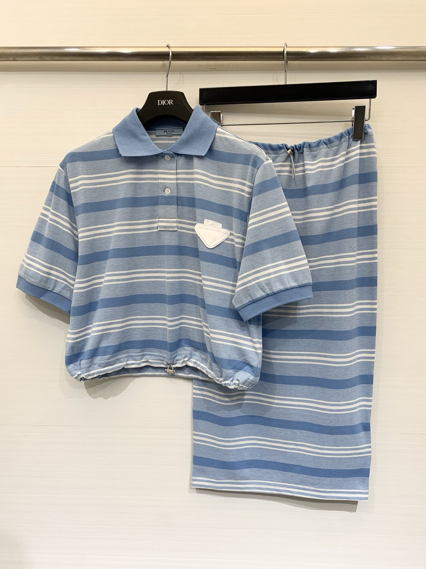 NO:798287,Prad* 2026 Spring and Summer New Style Blue and White Striped Drawstring Polo+ Skirt, Classic Lapel + Loose Fit, Adjustable Drawstring Hem, Casual and Practical!  The fabric is light and breathable, super comfortable to wear in spring and summer. Brand woven label on the chest, perfect details, blue and white color scheme is fresh and simple, can be easily used in daily life or on vacation, it looks great when worn alone or layered. Size SML, prada, skirts,19860909Prad* 2026春夏新款 蓝白条纹抽绳Polo+半身裙,经典翻领＋宽松版型,抽绳下摆可调节,休闲又实用！面料轻薄透气,春夏穿超舒服B .胸前品牌织唛,细节满分,蓝白配色清新简约,日常或度假都能轻松驾驭,单穿叠搭都很出彩 码数SML  上,,prada,skirts,,Women's clothing