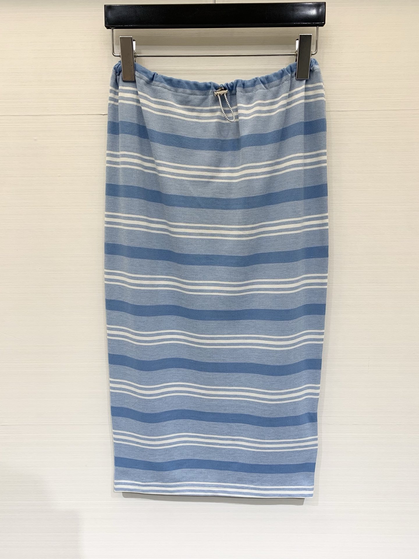 NO:798284,Prad* 2026 Spring and Summer New Style Blue and White Striped Drawstring Polo+ Skirt, Classic Lapel + Loose Fit, Adjustable Drawstring Hem, Casual and Practical!  The fabric is light and breathable, super comfortable to wear in spring and summer. Brand woven label on the chest, full of details, fresh and simple blue and white color scheme, easy to use in daily life or vacation, looks great when worn alone or layered. Size SML, prada, skirts,19860909Prad* 2026春夏新款 蓝白条纹抽绳Polo+半身裙,经典翻领＋宽松版型,抽绳下摆可调节,休闲又实用！面料轻薄透气,春夏穿超舒服B .胸前品牌织唛,细节满分,蓝白配色清新简约,日常或度假都能轻松驾驭,单穿叠搭都很出彩 码数SML,,prada,skirts,,Women's clothing