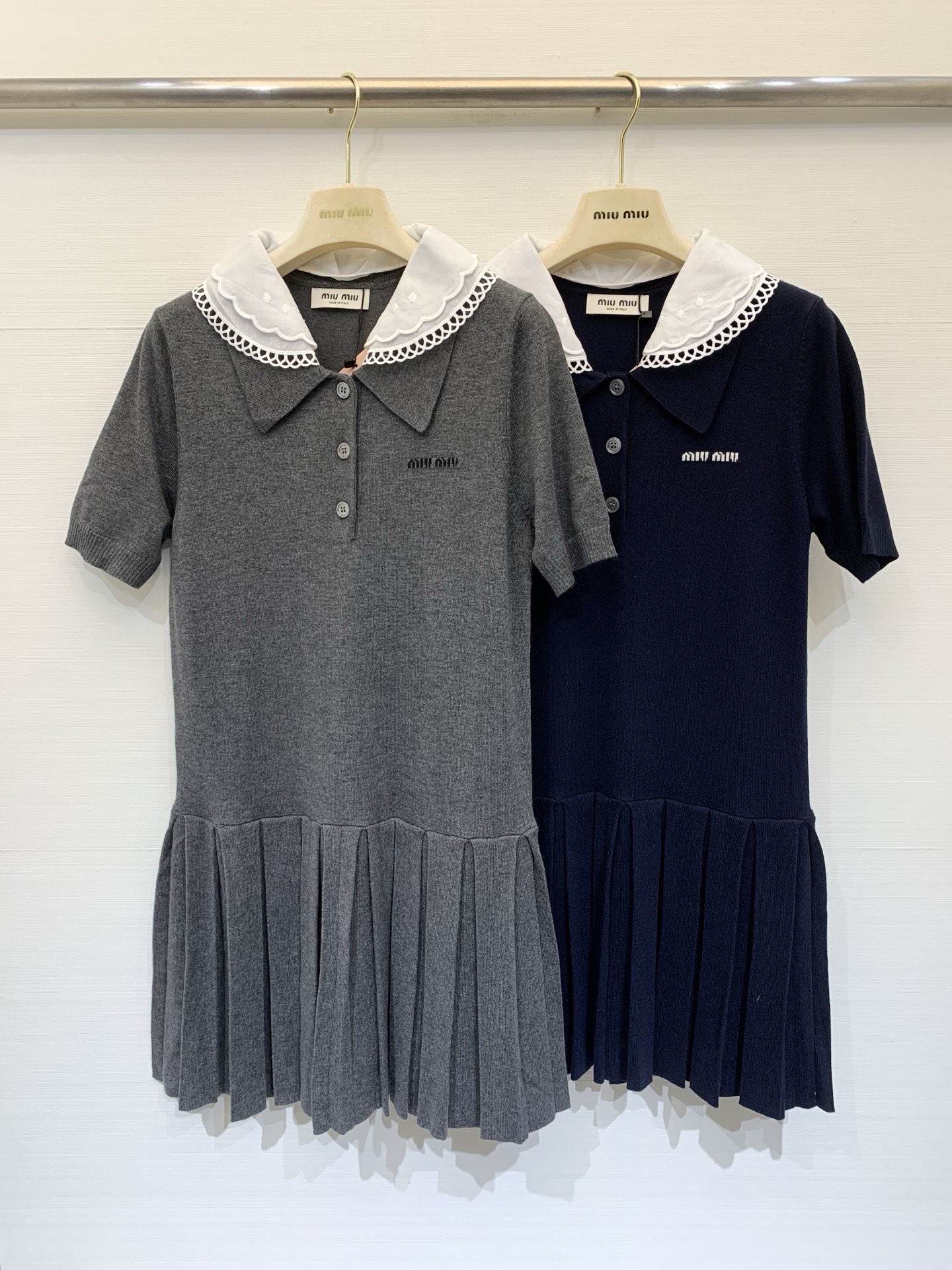NO:797975,MIUMI* 26 new spring and summer style Polo collar dress, spliced ​​neckline design, logo pattern embellishment on the chest, upper body with a high-end and age-reducing feel, two-color SML,,miumiu,skirts,19860909MIUMI* 26春夏新款 Polo领连衣裙款 拼接领口设计 胸前Logo图案点缀 上身高级减龄感十足 两色SML,,miumiu,skirts,,Women's clothing
