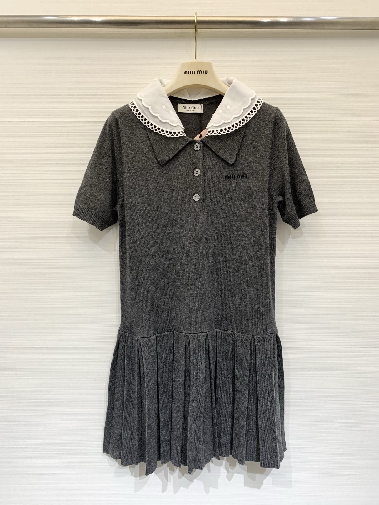 NO:797972,MIUMI* 26 new spring and summer style Polo collar dress, spliced ​​neckline design, logo pattern embellishment on the chest, upper body with a high-end and age-reducing feel, two-color SML,,miumiu,skirts,19860909MIUMI* 26春夏新款 Polo领连衣裙款 拼接领口设计 胸前Logo图案点缀 上身高级减龄感十足 两色SML,,miumiu,skirts,,Women's clothing