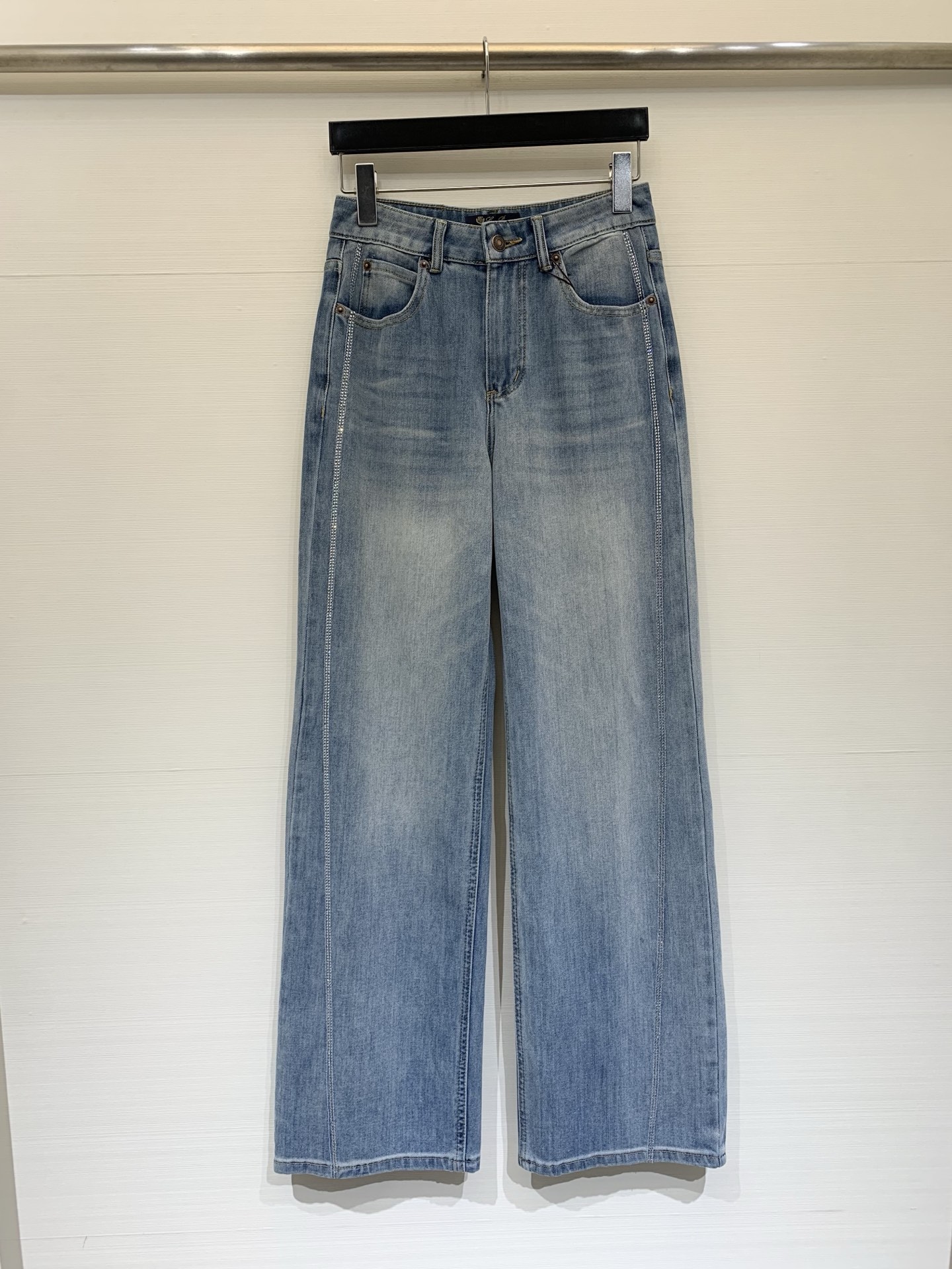 NO:797955,Loro Piana 26 new spring and summer style soft jeans with rhinestones on the sides, high-waisted straight wide-leg jeans, a classic casual and relaxed style, highly tolerant to the leg shape, a versatile style for daily wear, showing a light blue washed distressed tone, with natural whitening and gradient effects, visually refreshing and age-reducing, with a retro atmosphere. The washing process makes the fabric look soft and breathable, suitable for spring and summer wear, and the rhinestones on the sides add a sense of design  Code numberSMLXL,,loro piana,jeans,19860909Loro Piana 26春夏新款 侧边烫钻柔软牛仔裤,高腰直筒阔腿牛仔裤,属于经典的休闲松弛风款式,对腿型包容度高,是日常穿搭的百搭款,呈现浅蓝水洗做旧的色调,有自然的磨白和渐变效果,视觉上清爽减龄,自带复古氛围感,水洗工艺让面料看起来柔软透气,适合春夏穿着,侧边烫钻工艺,增加设计感 码数SMLXL,,loro piana,jeans,,Women's clothing