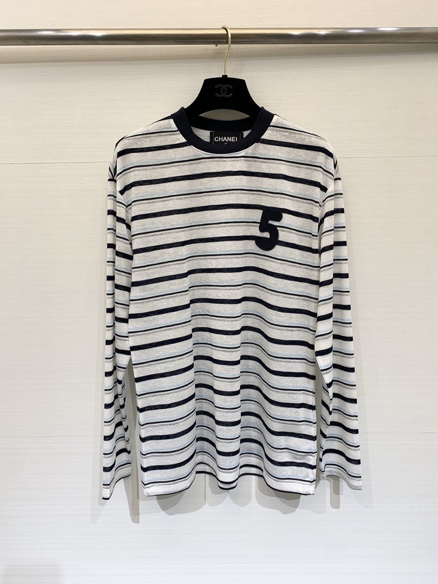 NO:798600,CHANEL 26 spring and summer new style, black and blue striped number 5 long-sleeved T-shirt top, classic sea soul style, with a sense of light luxury and high-end, there is a three-dimensional flocking number '5' logo on the left chest, adding a sense of design, loose shoulder cut, light and breathable material, suitable for casual or light and mature style. Size SML, chanel, tees, t-shirt,19860909CHANEL 26春夏新款 黑白蓝条纹数字5长袖T恤上衣,经典海魂风,自带轻奢高级感,左胸位置有立体植绒数字“5”标识,增添设计感,宽松落肩剪裁,材质轻薄透气,适合打造休闲随性或轻熟风穿搭 码数SML,,chanel,tees，t-shirt,,Women's clothing