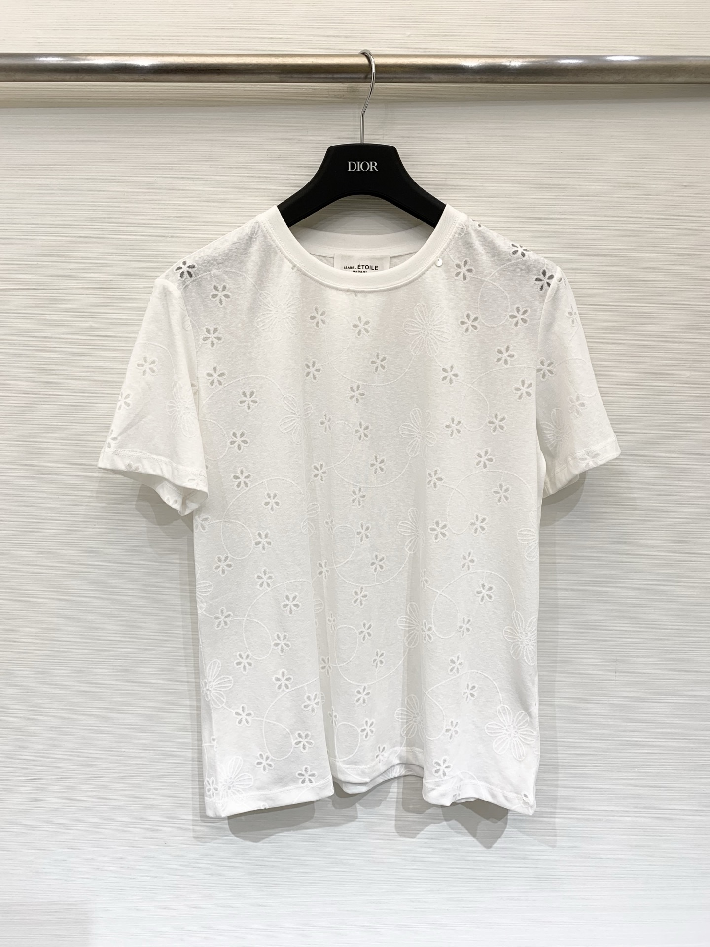NO:798606,Isabel Marant 26 spring and summer new style white hollow flower short-sleeved T-shirt, gentle fairy style, with French romantic atmosphere, the whole body is covered with three-dimensional hollow flower vine embroidery design, the texture is exquisite, vaguely revealing the skin, adding a sense of agility, regular fit version, neat round neck, full of gentle temperament Size SML,, T-shirt, tees, t-shirt,19860909IsabelMarant 26春夏新款 白色镂空花卉短袖T恤,温柔仙气风,自带法式浪漫氛围,全身布满立体的镂空花卉藤蔓刺绣设计,质感精致,隐约透出肌肤,增添灵动感,常规合身版型,圆领利落,尽显温柔气质 码数SML,,T-shirt,tees，t-shirt,,Women's clothing