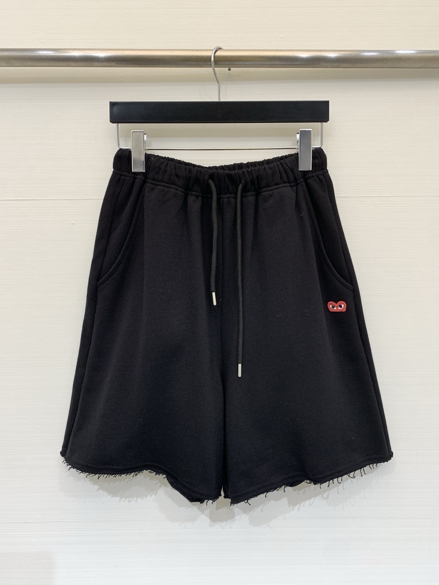 NO:798910,CDG Rei Kawakubo's new 26 spring and summer casual trousers with embroidered love chapter, casual age-reducing style, versatile for daily use, the waist is elasticated with a drawstring, the left leg has a classic embroidery pattern, and the trouser legs are designed with raw edges to add a casual texture. Two-color SML,,19860909CDG川久保玲 26春夏新款 刺绣爱心章仔休闲五分裤,休闲减龄风,日常百搭不出错,腰部是抽绳松紧设计,左侧裤脚经典刺绣图案,裤脚为毛边设计,增加随性质感 两色SML,,,Women's clothing