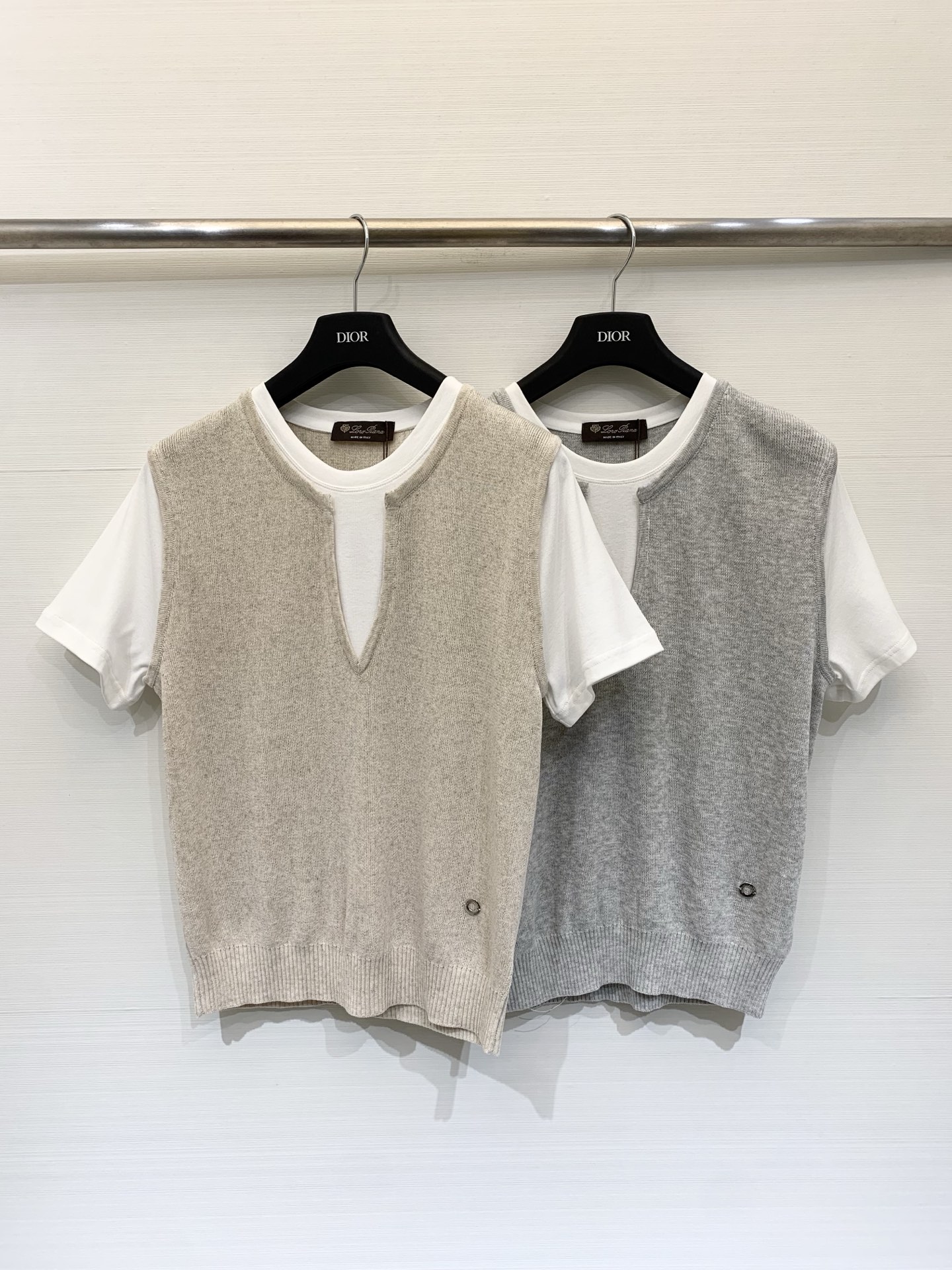 NO:798929,230L 26 new spring and summer style fake two-piece knitted short-sleeved T-shirts, round neck V-neck, full of layering atmosphere, exquisite small metal buckle decoration at the hem, soft and skin-friendly fabric, suitable for layering in spring and autumn. Two colors sml, loro piana, T-shirt, tees, t-shirt,19860909230L 26春夏新款 假两件针织短袖T恤,圆领V领,叠穿氛围感拉满,下摆处有精致的小金属扣装饰,面料柔软亲肤,适合春秋季叠穿 两色sml,,loro piana,T-shirt,tees，t-shirt,,Women's clothing