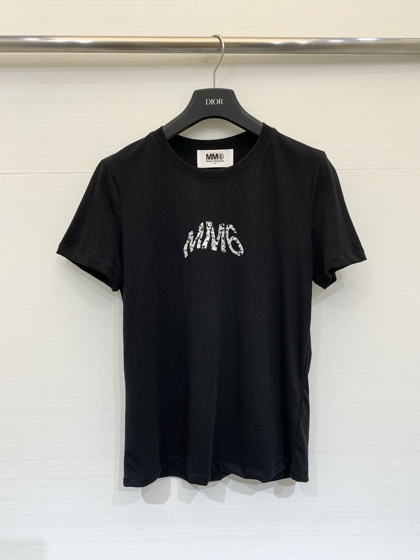 NO:798907,MM6 26 new spring and summer short-sleeved T-shirt with letter print, a must-have basic style. The silver 'MM6' letter print is printed on the chest with an old texture. The style is retro and casual, and it is versatile for daily casual use. Two-color SML, masion margiela, T-shirt, tees, t-shirt,19860909MM6 26春夏新款 字母印花短袖T恤,基础款必备,胸前印有做旧质感的银色“MM6”字母印花,风格复古随性,日常休闲百搭 两色SML,,masion margiela,T-shirt,tees，t-shirt,,Women's clothing