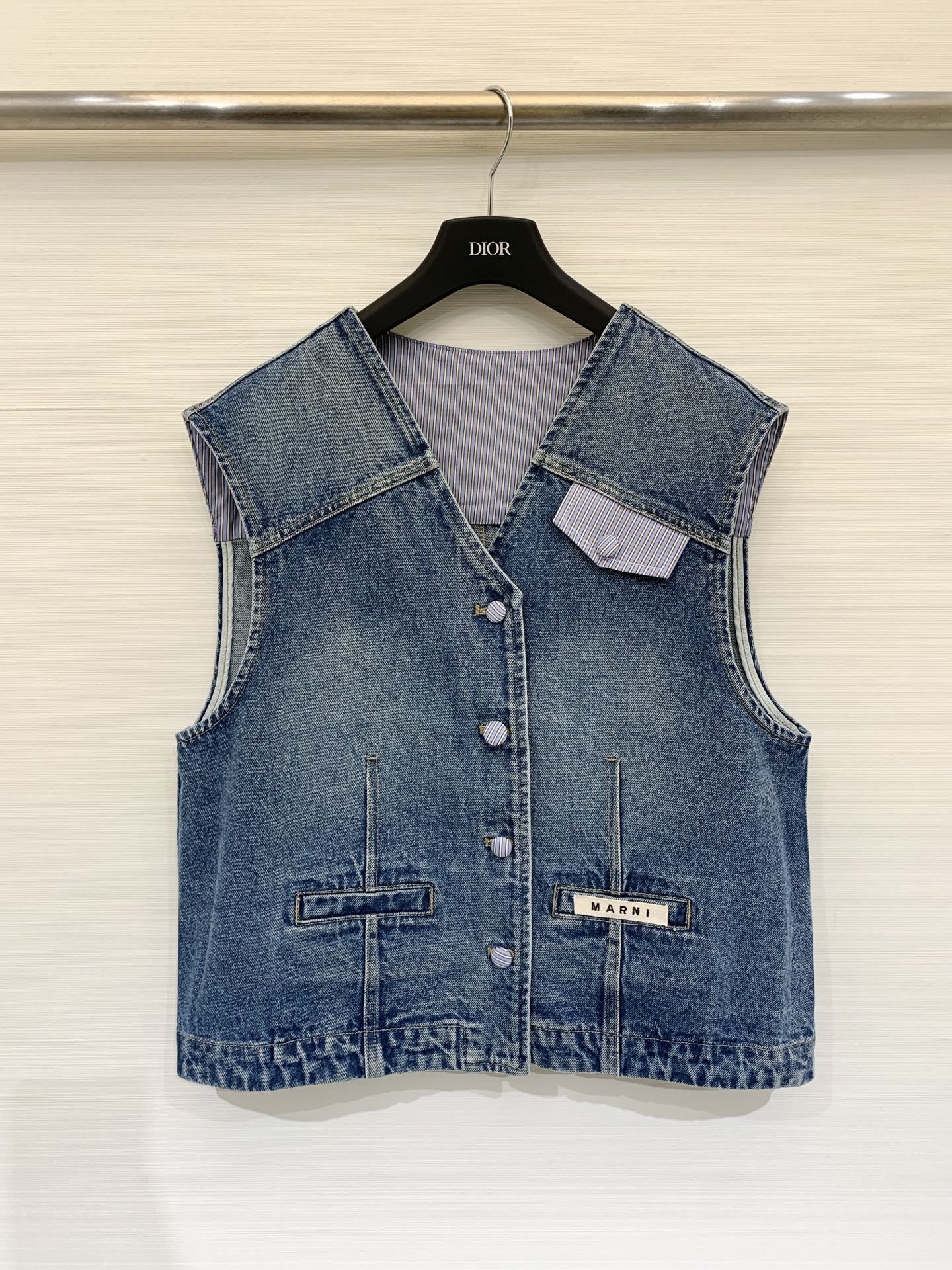 NO:798603,MARNI 26 spring and summer new style, stitched contrasting denim vest, classic blue denim cotton fabric, V-neck design, blue and white striped button decoration, striped splicing pocket on the left chest, 'MARNI' logo printed on the hem, rich details, loose and short version, looks great with T-shirts and shirts. Size SML,,marni,shirts,tees,t-shirt,19860909MARNI 26春夏新款 拼接撞色牛仔马甲,经典蓝色牛仔棉面料,V领设计,蓝白条纹纽扣装饰,左胸有条纹拼接口袋,下摆处印有“MARNI”标识,细节丰富,宽松短款版型,搭配T恤、衬衫都很出彩 码数SML,,marni,shirts,tees，t-shirt,,Women's clothing