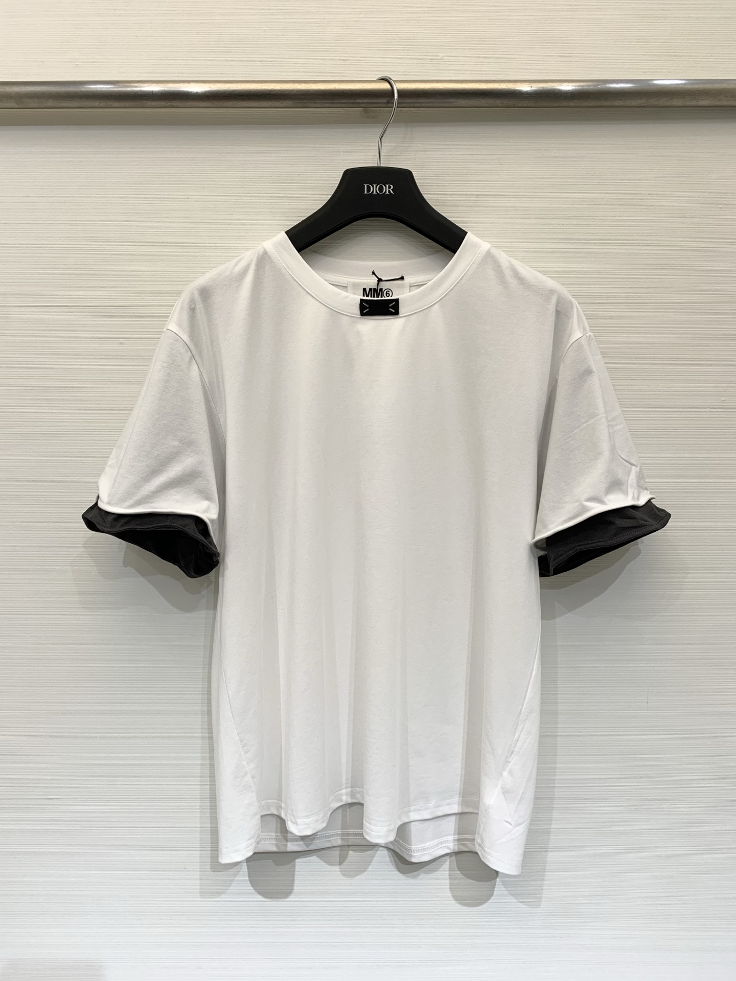 NO:799362,MM6 26 spring and summer new style, short-sleeved T-shirt with contrasting iron ring curling, minimalist basic white T-shirt, good drape and not easy to wrinkle, cuffs with iron ring curling contrast design, adjust the shape at will, create a fake two-piece effect, break the monotony of the basic style, versatile for daily use, suitable for casual pants, jeans and other bottoms, size SML, masion margiela, jeans, T-shirt, tees, t-shirt,19860909MM6 26春夏新款 拼接撞色铁圈卷边短袖T恤,极简基础款白色T恤,垂坠感佳不易皱,袖口做了铁圈卷边撞色设计,随意调节形状,打造假两件效果,打破基础款的单调感,日常百搭款,适配休闲裤、牛仔裤等多种下装 码数SML,,masion margiela,jeans,T-shirt,tees，t-shirt,,Women's clothing