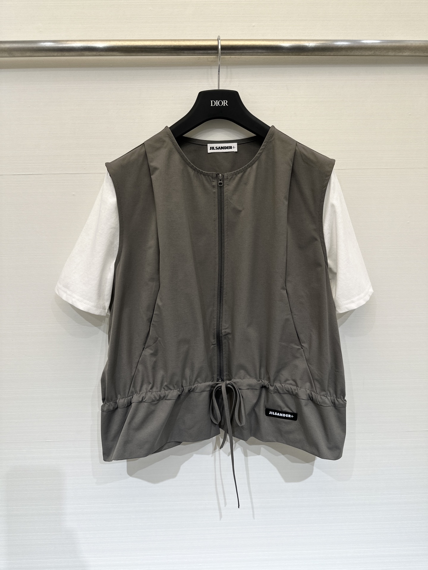 NO:799354,JILSANDER+ 26 Spring and Summer New Style  Spliced zipper short-sleeved top, minimalist high-end style, with a two-way zipper running through the front, and a drawstring design at the hem, which can be freely adjusted to loosen up and shape the waist. The main part is made of crisp and smooth windbreaker nylon fabric, with a sense of drape; the sleeves are spliced with pure cotton, and have a loose A-line version, which is tolerant to the body and can well modify the shoulder width and waist and abdomen lines. Two-color SM,, jil sander, T-shirt,19860909JILSANDER+ 26春夏新款 拼接拉链短袖上衣,极简高级风,采用双向拉链贯穿前襟,下摆设有抽绳设计,可自由调节宽松度,既能随性松弛也能收腰定型,主体部分选用挺括顺滑的风衣尼龙面料,自带垂坠感；袖子部分拼接纯棉,宽松A字版型,对身材包容性强,能很好地修饰肩宽与腰腹线条两色SM,,jil sander,T-shirt,,Women's clothing