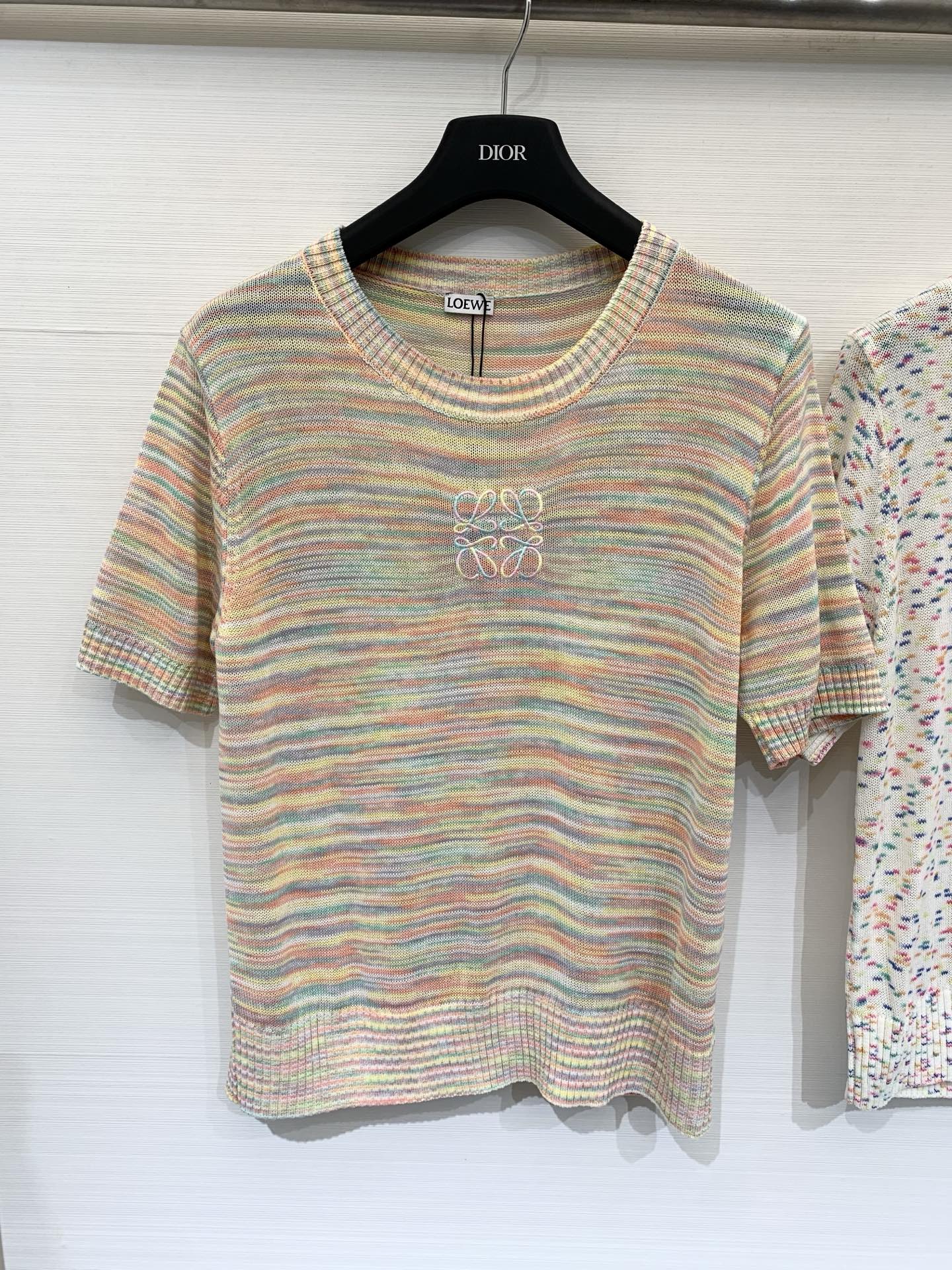 NO:799821,Loewe 26 spring and summer new model, gradient round neck short-sleeved style, logo pattern decoration, upper body with high-end atmosphere, two-color SML,,loewe,T-shirt,19860909Loewe 26春夏新款 渐变圆领短袖款 logo图案修饰点缀 上身高级氛围感 两色SML,,loewe,T-shirt,,Women's clothing