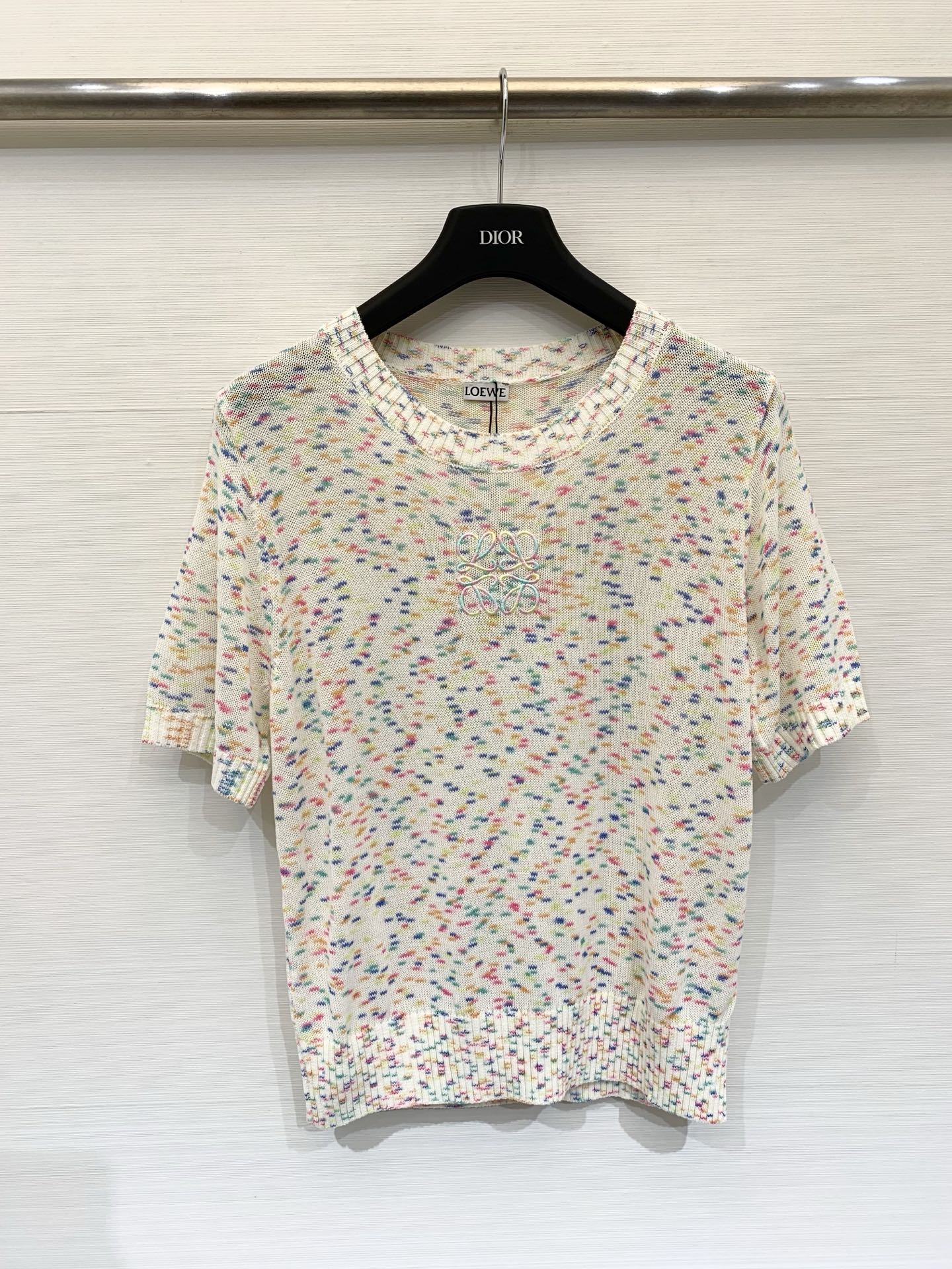 NO:799824,Loewe 26 new spring and summer style, colorful embroidered round neck short-sleeved style, logo pattern decoration, upper body with high-end atmosphere, size SML,,loewe,T-shirt,19860909Loewe 26春夏新款 彩色刺绣圆领短袖款 logo图案修饰点缀 上身高级氛围感 码数SML,,loewe,T-shirt,,Women's clothing