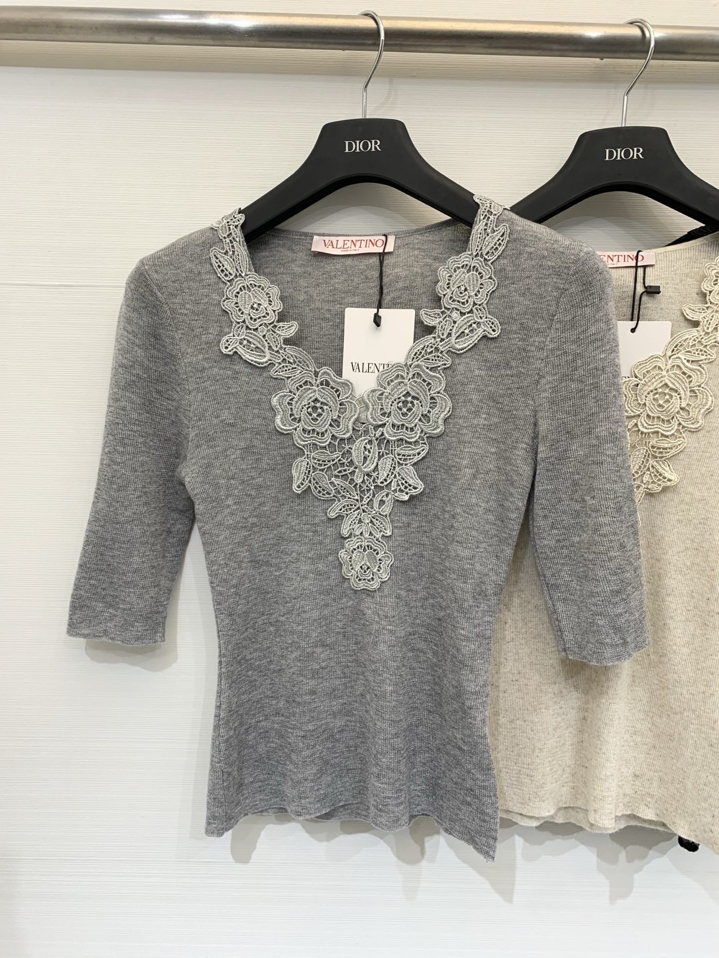 NO:799827,Valentino 26 spring and summer new style, lace V-neck short-sleeved style, logo pattern decoration, upper body with high-end atmosphere, three-color SML, valentino, T-shirt,19860909Valentino 26春夏新款 蕾丝V领短袖款 logo图案修饰点缀 上身高级氛围感 三色SML,,valentino,T-shirt,,Women's clothing