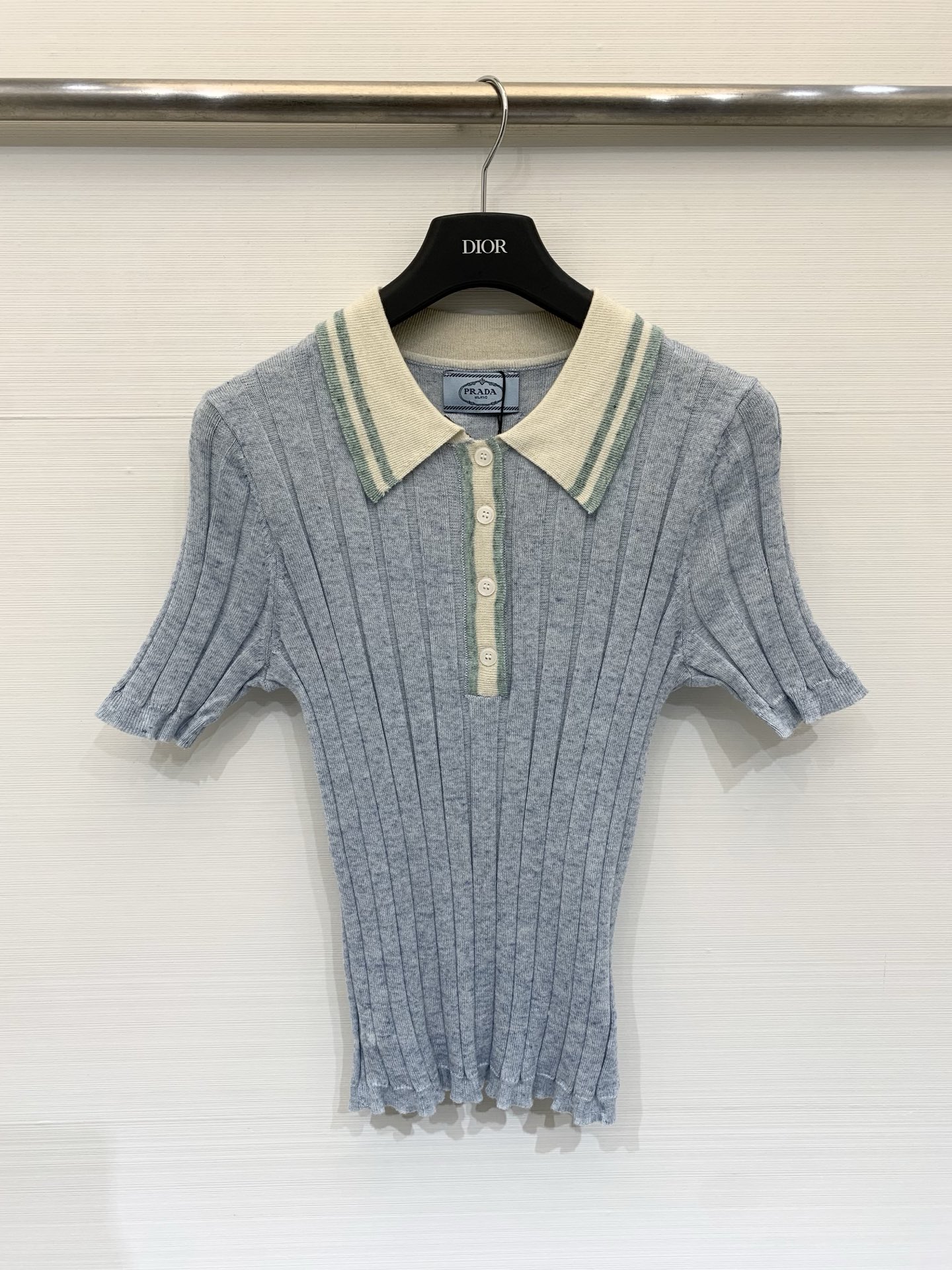 NO:799830,Prada 26 spring and summer new model, vertical pattern, slim fit, Polo collar, short-sleeved style, logo pattern decoration, upper body with high-end atmosphere, two-color SML, prada, T-shirt,19860909Prada 26春夏新款 竖纹修身Polo领短袖款 logo图案修饰点缀 上身高级氛围感 两色SML,,prada,T-shirt,,Women's clothing