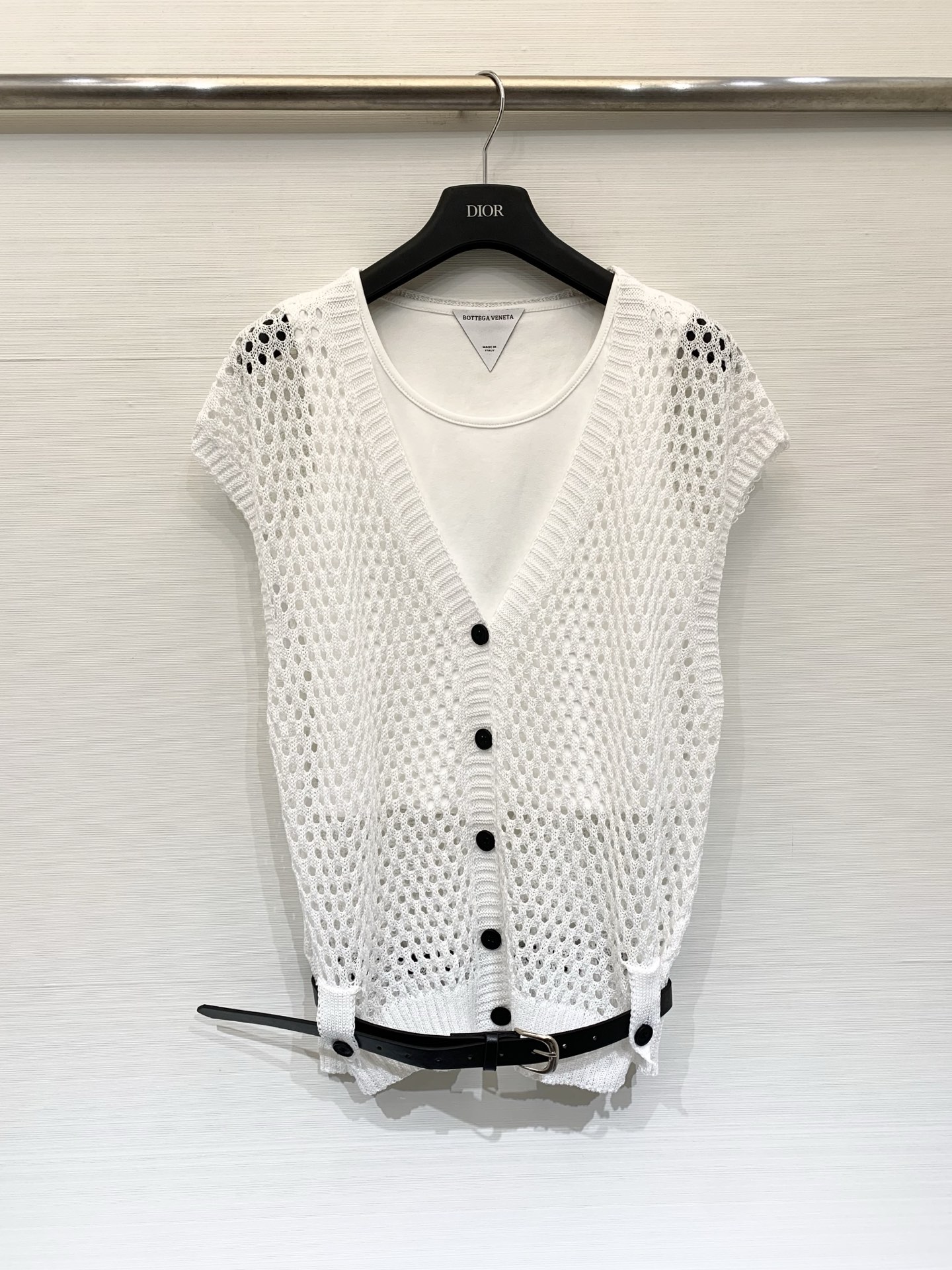 NO:799833,BV 26 new spring and summer two-piece set of hollow knitted vest cardigan, V-neck style, with a single row of black button placket, and a thin black belt at the hem, using hollow mesh knitting technology, light and breathable texture, with a white bottoming shirt underneath, forming a classic black and white contrasting layering. Two-color SM,,bottega veneta,19860909BV 26春夏新款 镂空针织马甲开衫两件套,V领版型,搭配单排黑色纽扣门襟,下摆处配有一条黑色细皮带点缀,采用镂空网眼针织工艺,质地轻盈透气,内搭一件白色打底衫,形成经典的黑白撞色层次感 两色SM,,bottega veneta,,Women's clothing