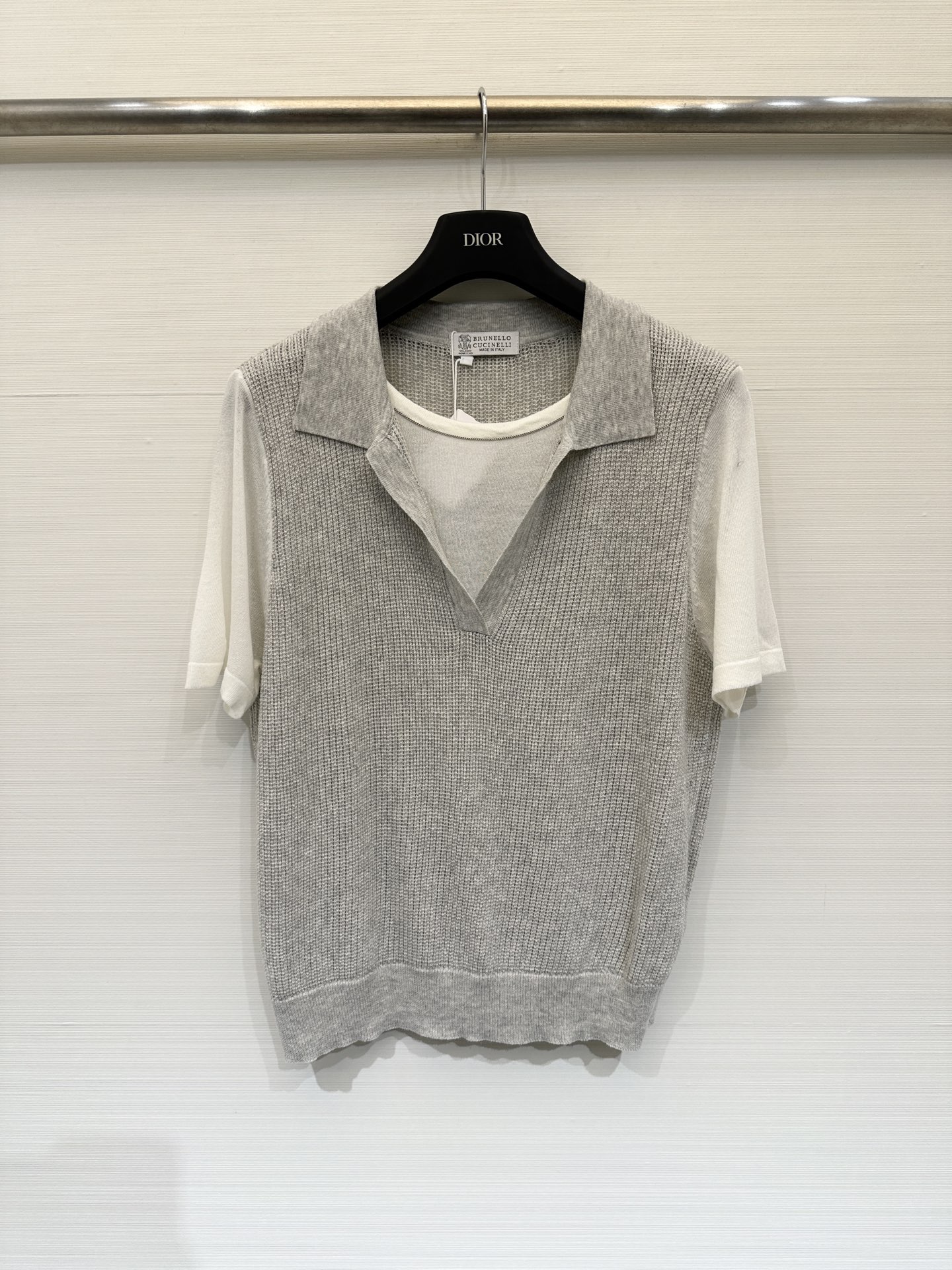 NO:799812,BC 26 spring and summer new model Polo collar fake two-piece knitted short sleeves, classic silver bead chain design at the neckline, delicate texture, slim upper body without losing exquisiteness, minimalist commuting style, gentle beige color is both intellectual and elegant, it is a high-quality basic model for the workplace and daily wear. Two-color SML,, T-shirt,19860909BC 26春夏新款 Polo领假两件针织短袖,领口处经典银珠链设计,质感细腻,上身显瘦且不失精致感,极简通勤风,温柔的浅驼色兼具知性与优雅,是职场与日常穿搭的优质基础款 两色SML,,T-shirt,,Women's clothing