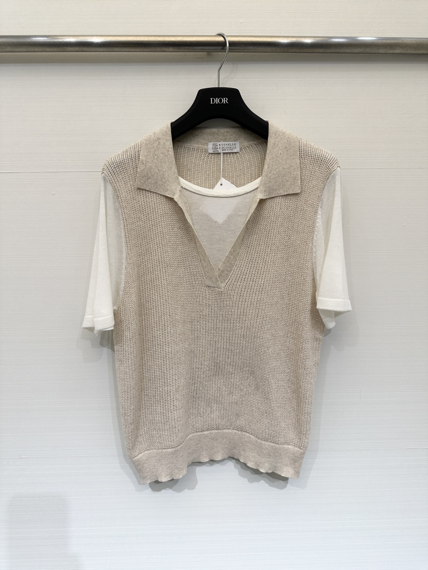 NO:799814,BC 26 spring and summer new model Polo collar fake two-piece knitted short sleeves, classic silver bead chain design at the neckline, delicate texture, slim upper body without losing exquisiteness, minimalist commuting style, gentle beige color is both intellectual and elegant, it is a high-quality basic model for the workplace and daily wear. Two-color SML,, T-shirt,19860909BC 26春夏新款 Polo领假两件针织短袖,领口处经典银珠链设计,质感细腻,上身显瘦且不失精致感,极简通勤风,温柔的浅驼色兼具知性与优雅,是职场与日常穿搭的优质基础款 两色SML,,T-shirt,,Women's clothing