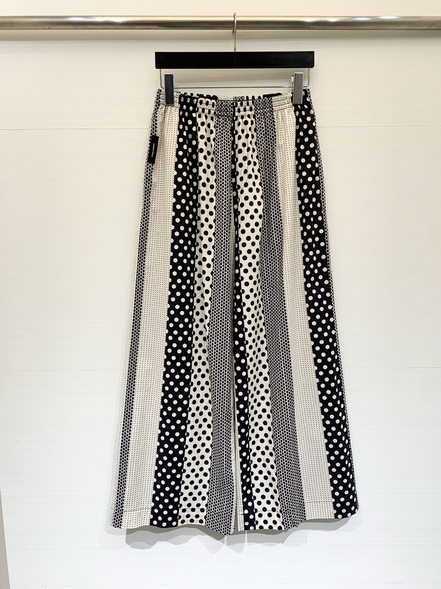 NO:799816,Isabel Marant 26 spring and summer new style black and white polka dot striped wide-leg pants. The pants body combines vertical stripes and polka dot prints of different sizes. The splicing design is very artistic. The high-waist design. The pants are loose and wide-legged. They have a strong drape and can modify the leg lines. They are retro and fashionable. The classic black and white color scheme has a sense of luxury. It is suitable for commuting or vacation style. Size SML,,19860909IsabelMarant 26春夏新款 黑白波点条纹阔腿裤,裤身融合了竖条纹与大小不一的波点印花,拼接设计极具艺术感,高腰设计,裤型为宽松阔腿,垂坠感强,能修饰腿部线条,复古时髦,经典的黑白配色自带高级感,适合打造通勤或度假风穿搭 码数SML,,,Women's clothing