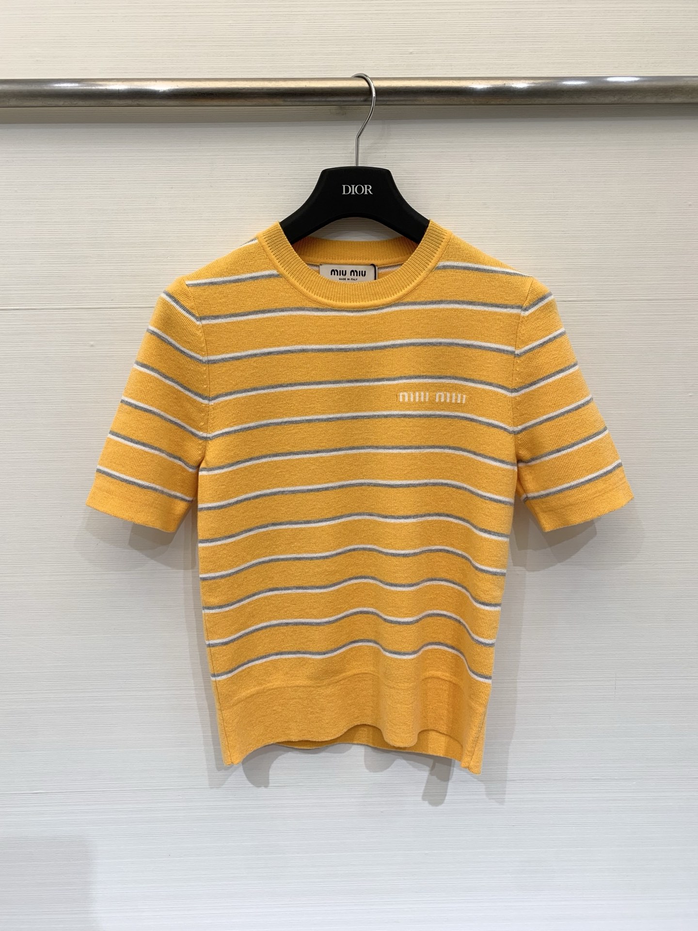 NO:799822,MIUMI* 26 spring and summer new style, three-color striped knitted short-sleeves, logo embellishment on the chest, slimming down the upper body and versatile, three-color SML,,miumiu,T-shirt,19860909MIUMI* 26春夏新款 三色条纹针织短袖 胸前Logo点缀修饰 减龄上身显瘦百搭 三色SML,,miumiu,T-shirt,,Women's clothing
