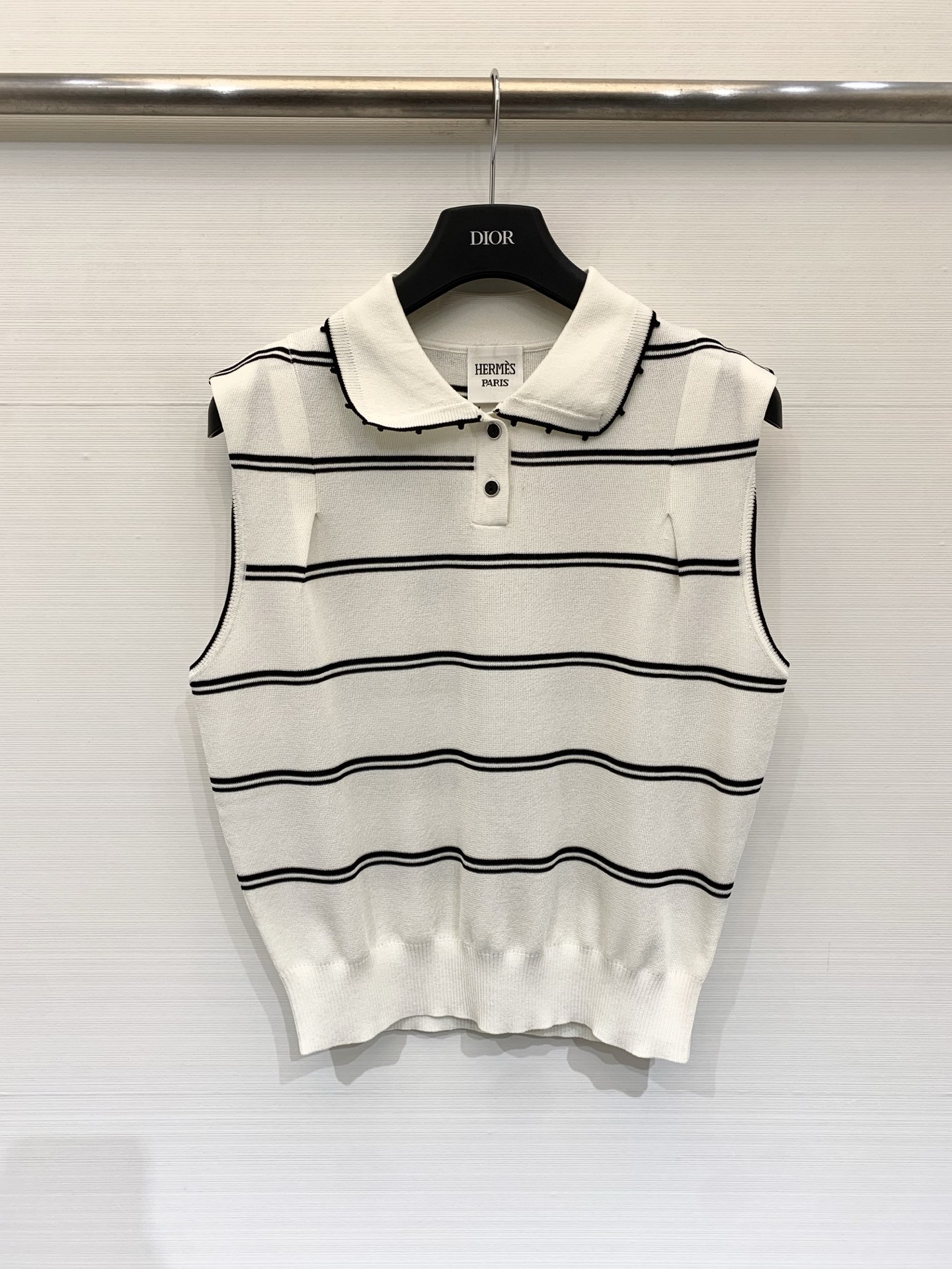 NO:799828,Hermes 26 spring and summer new style white and orange striped sleeveless Polo knitted vest, small lapel sleeveless sweater, classic horizontal stripe color (off-white + Hermès orange), threaded hem, both French elegance and noble atmosphere Code number SML P,,hermes,hermes,19860909Hermes 26春夏新款 白橙条纹无袖Polo针织背心,小翻领无袖针织衫,经典的横条纹配色（米白+爱马仕橙）,下摆为螺纹收口,兼具法式优雅与高贵气息 码数SML P,,hermes,hermes,,Women's clothing