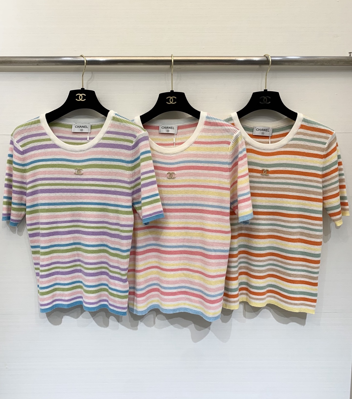 NO:799831,CHANEL 26 spring and summer new model, gradient striped short-sleeved style, logo pattern decoration, upper body with high-end atmosphere, three-color SML, chanel, T-shirt,19860909CHANEL 26春夏新款 渐变条纹短袖款 logo图案修饰点缀 上身高级氛围感 三色SML,,chanel,T-shirt,,Women's clothing