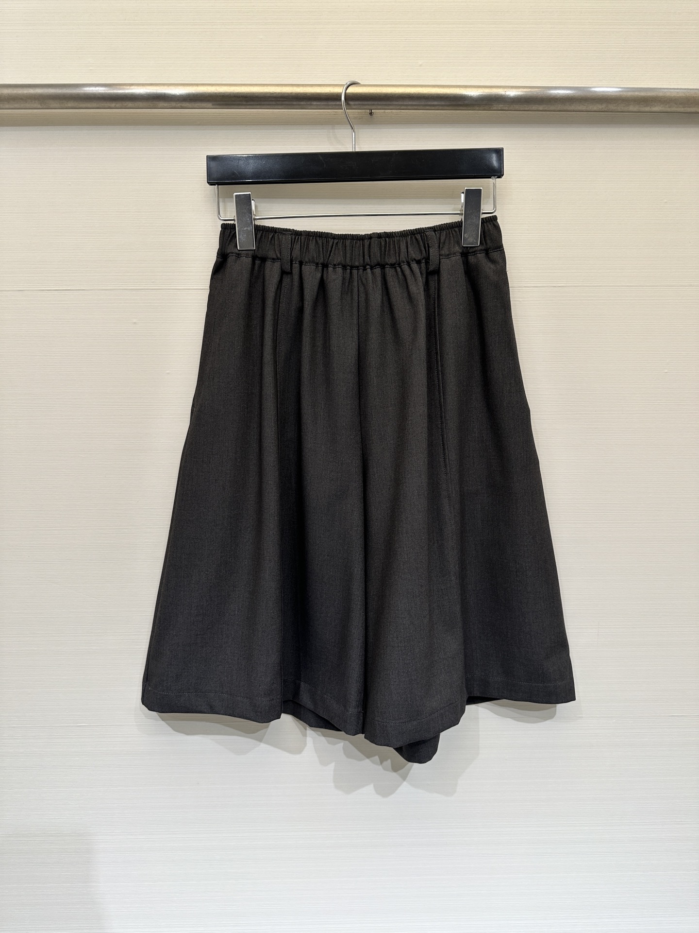 NO:799813,MM6 26 spring and summer new style black loose three-quarter suit trousers, with high-waist elastic waist design, wide-leg five-quarter length, loose and draped trouser legs, modifying the leg shape, and extremely comfortable. White topstitch elements on the back waist pocket add a workwear style design, breaking the monotony of pure black. The fabric is smooth and wide, not easy to wrinkle, and has both texture and summer breathability. Two-color SM, masion margiela, business suit,19860909MM6 26春夏新款 黑色宽松五分西装中裤,采用高腰松紧腰设计,裤型为阔腿五分长度,裤管宽松垂坠,修饰腿型,舒适度极高,后腰口袋处白色明线元素,增加了工装风的设计感,打破纯黑的单调,面料顺滑挺阔,不易起皱,兼具质感与夏日透气性 两色SM,,masion margiela,business suit,,Women's clothing