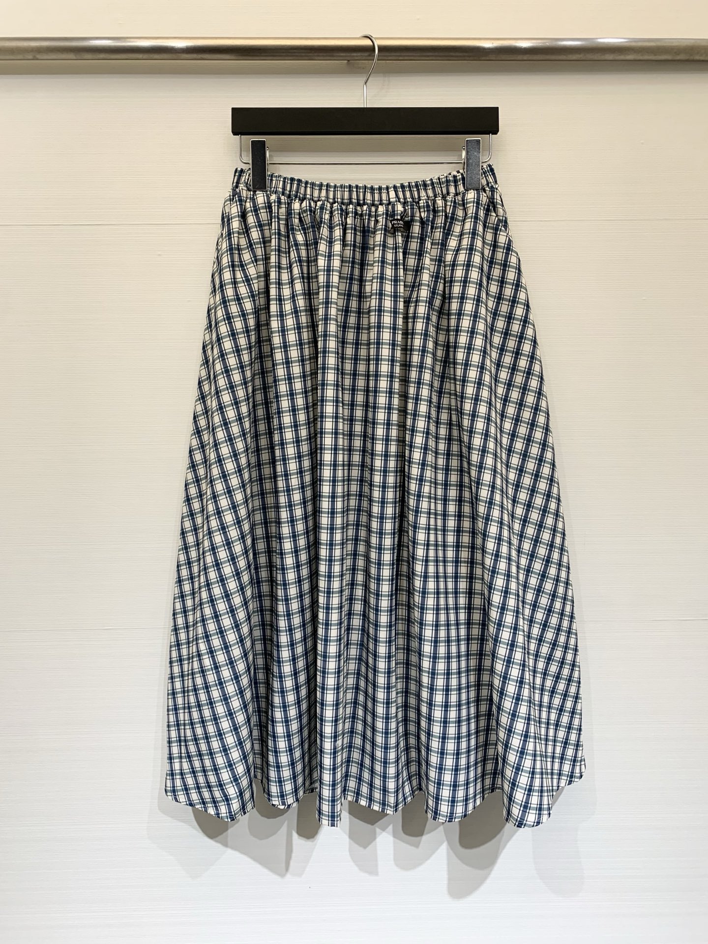 NO:799817,Prad* 26 new spring and summer style retro plaid elastic waist A-line skirt, off-white + blue-green contrasting plaid pattern, retro and fresh, not picky at all!  The fully elastic waistband design is very friendly to the waist and abdominal muscles. It is easy to put on and take off without pinching the flesh. The large A-line skirt covers the flesh!  The wide hips, thick legs, and fake hip width are all well hidden for you. The drapey fabric is breathable and not sweaty, so it’s just right for spring and summer. The Pra brand logo on the inside of the waist is low-key and noble, and the details are full of details. The retro loose feeling is welded to the body ~ Size SML, prada, skirts,19860909Prad* 26春夏新款 复古格纹松紧腰A字半身裙,米白+蓝绿的撞色格纹,复古又清新,完全不挑人！全松紧腰头设计,对腰腹肉肉超友好,穿脱方便不勒肉 大A字裙摆巨遮肉！胯宽、腿粗、假胯宽全给你藏得严严实实 垂坠感超绝的面料,透气不闷汗,春夏穿刚刚好 腰头内侧的Pra品牌标,低调又显贵,细节感拉满 把复古松弛感焊在身上了~码数SML,,prada,skirts,,Women's clothing