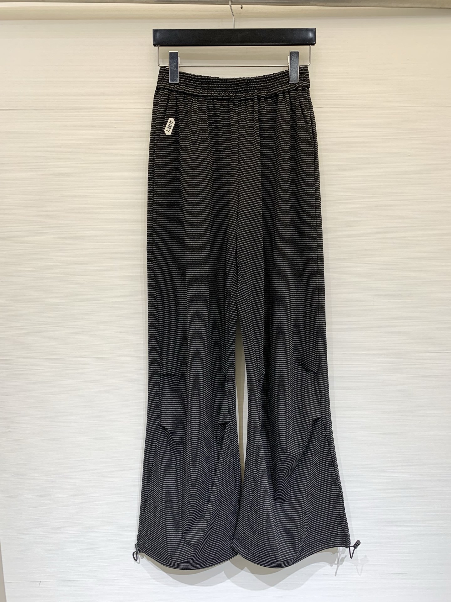 NO:799823,MM6 26 spring and summer new style black and gray pinstripe casual trousers with elastic waist, drawstring leg design at the trouser legs, you can freely switch between straight and leg styles, soft and skin-friendly pure cotton fabric, with delicate black and gray pinstripe pattern, with a small white decorative label on the side, comfortable and lazy, focusing on casual sports style, practical for both home and outdoor wear. Size SM, masion margiela,19860909MM6 26春夏新款 黑灰细条纹束脚休闲长裤,松紧腰头,裤脚处设有抽绳束脚设计,可自由切换直筒与束脚版型,软糯亲肤的纯棉面料,带有细腻的黑灰细条纹路,侧边带有一个小巧的白色装饰标,舒适慵懒,主打休闲运动风,兼具居家与外穿的实用性 码数SM,,masion margiela,,Women's clothing