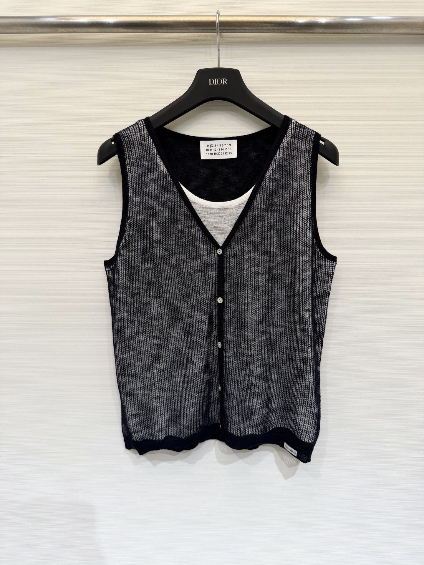 NO:800886,MM6 26 spring and summer new style fake two-piece V-neck knitted vest, stacked design, the outer layer is a V-neck single-breasted sleeveless hollow knitted cardigan, the inner layer comes with a white round-neck knitted base, thin and breathable, suitable for spring and summer, there is a small brand logo on the hem corner, highlighting the mid-to-high-end texture, simple commuting style, relaxed and versatile Three-color SM,, masion margiela,19860909MM6 26春夏新款 假两件V领针织背心,叠穿设计,外层是V领单排扣无袖镂空针织开衫,内搭自带白色圆领针织打底,薄透透气,适合春夏,下摆角落有品牌小标,凸显中高端质感,风格简约通勤、松弛百搭 三色SM,,masion margiela,,Women's clothing