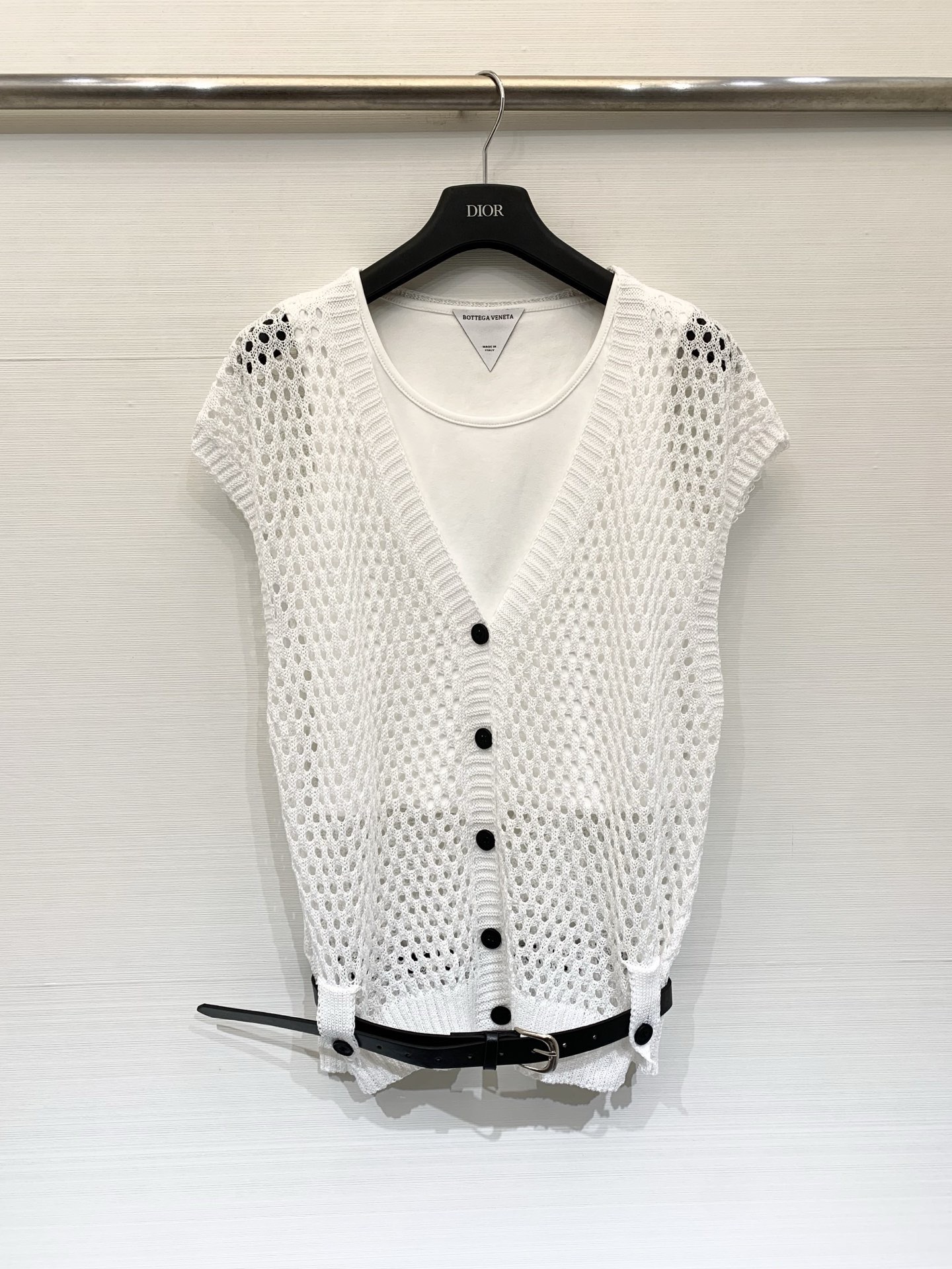 NO:800880,BV 26 new spring and summer two-piece set of hollow knitted vest cardigan, V-neck style, with a single row of black button placket, and a thin black belt at the hem, using hollow mesh knitting technology, light and breathable texture, with a white bottoming shirt underneath, forming a classic black and white contrasting layering. Two-color SM,,bottega veneta,19860909BV 26春夏新款 镂空针织马甲开衫两件套,V领版型,搭配单排黑色纽扣门襟,下摆处配有一条黑色细皮带点缀,采用镂空网眼针织工艺,质地轻盈透气,内搭一件白色打底衫,形成经典的黑白撞色层次感 两色SM,,bottega veneta,,Women's clothing