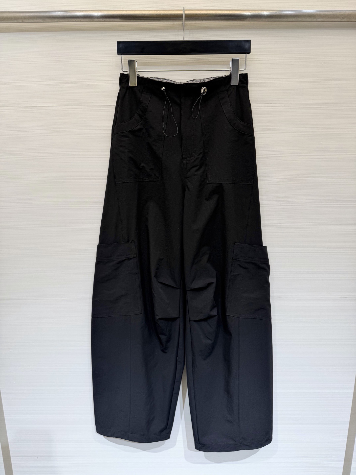 NO:800871,MM6 26 spring and summer series new style elastic drawstring workwear wide-leg pants, multi-pocket workwear design, double pockets on the waist + large three-dimensional patch pockets on the legs, both practical and stylish, the pants are loose and drapey, modifying the leg shape, creating a relaxed street feel. Size SML, masion margiela,19860909MM6 26春夏系列款新款 松紧抽绳工装阔腿裤,多口袋工装设计,腰侧双口袋+裤腿大立体贴袋,兼具实用性与造型感,裤型宽松垂坠,修饰腿型,打造松弛街头感 码数SML,,masion margiela,,Women's clothing